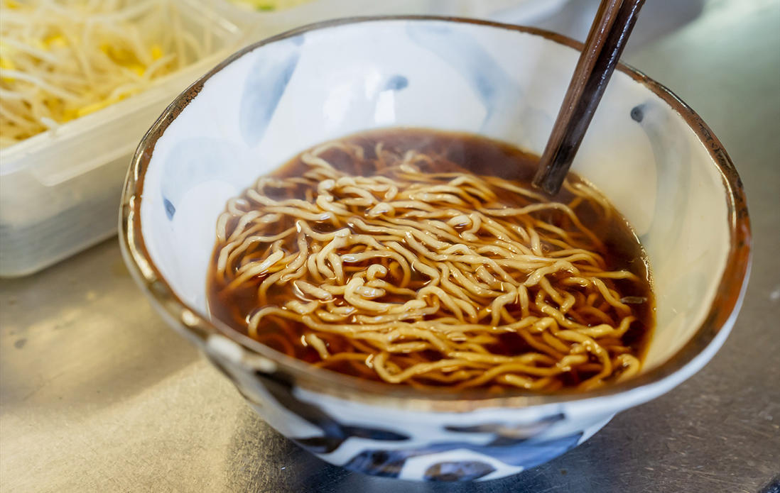 麺を入れた丼