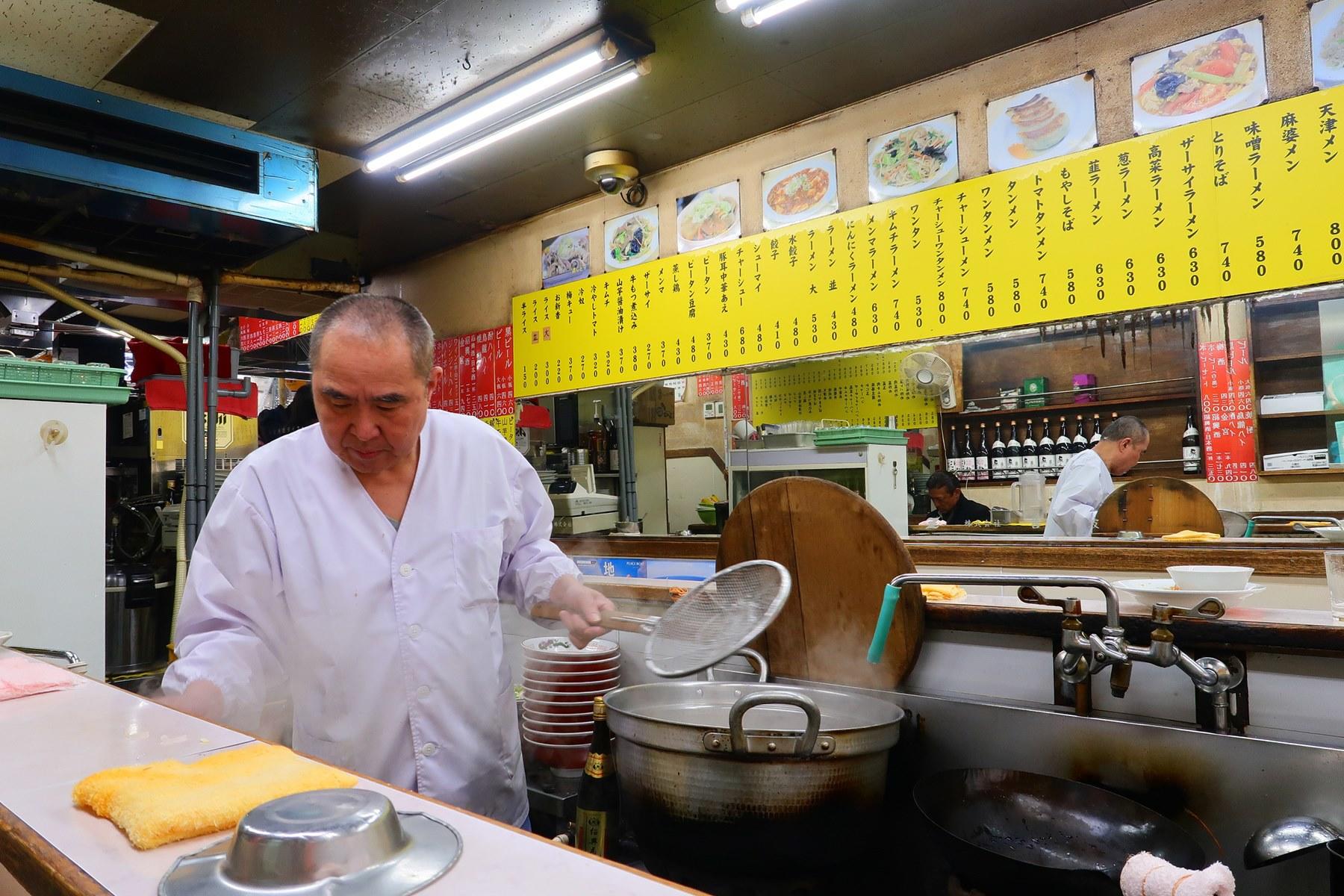 ざるを切るスタッフ