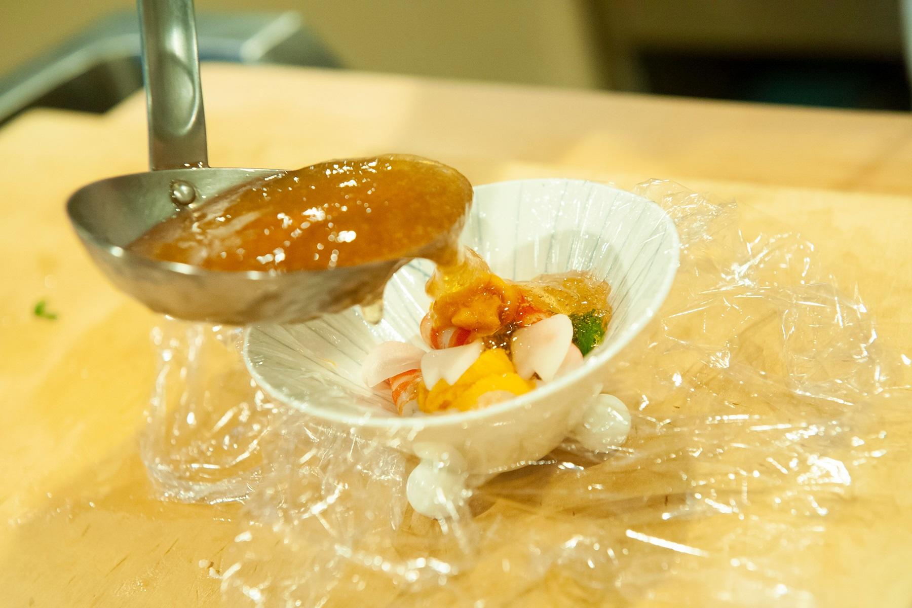 ゼラチンを具材が入ったラップに入れる