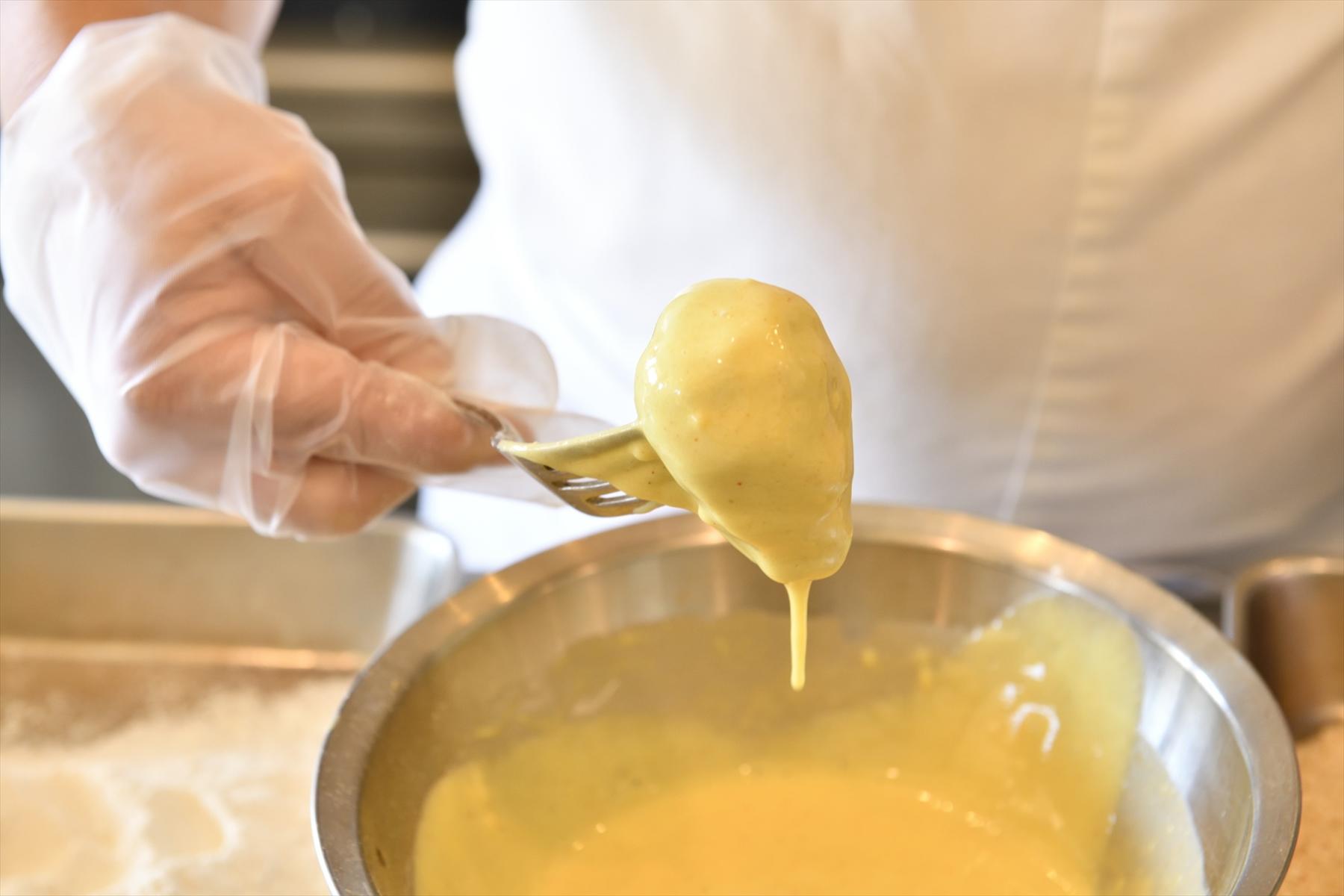 バッター液に長兵衛いもをくぐらせる