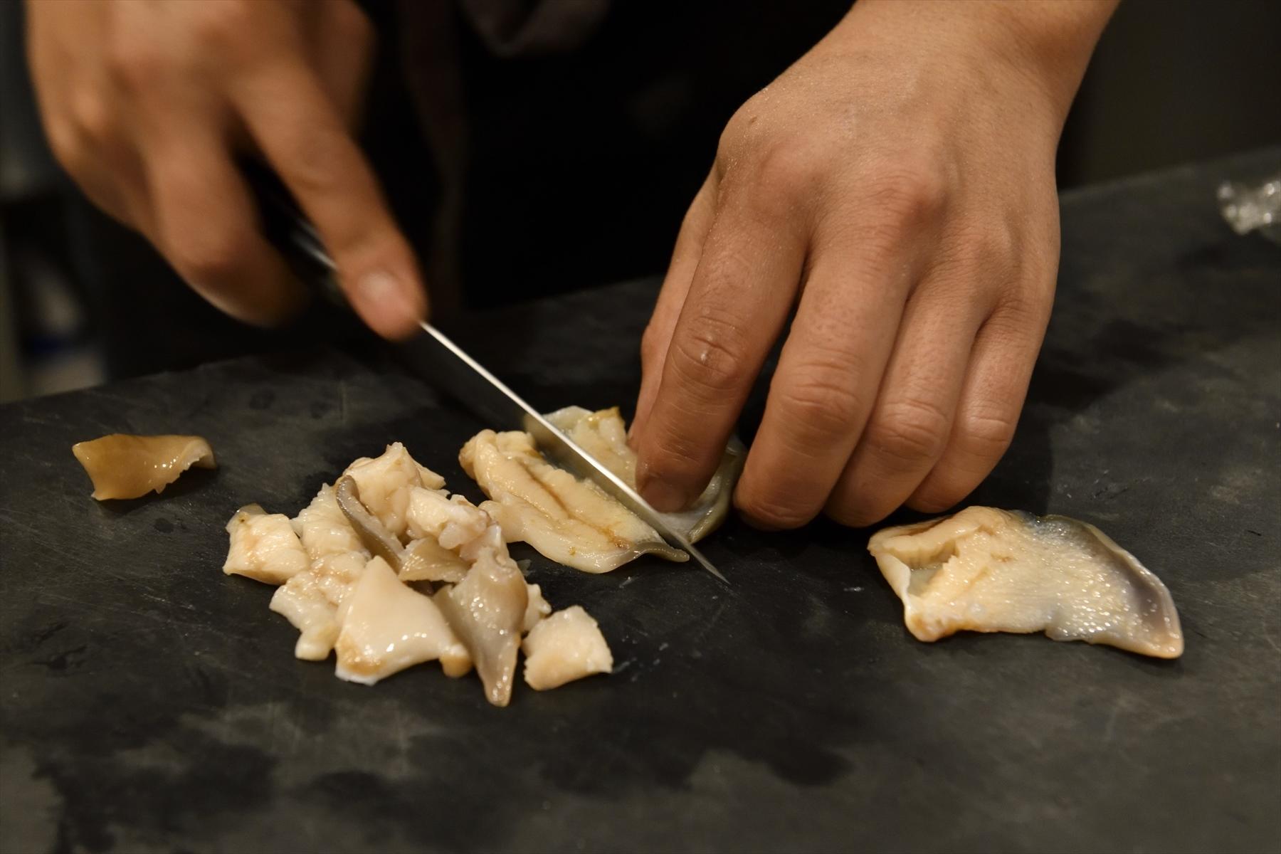 具材を混ぜ合わせる