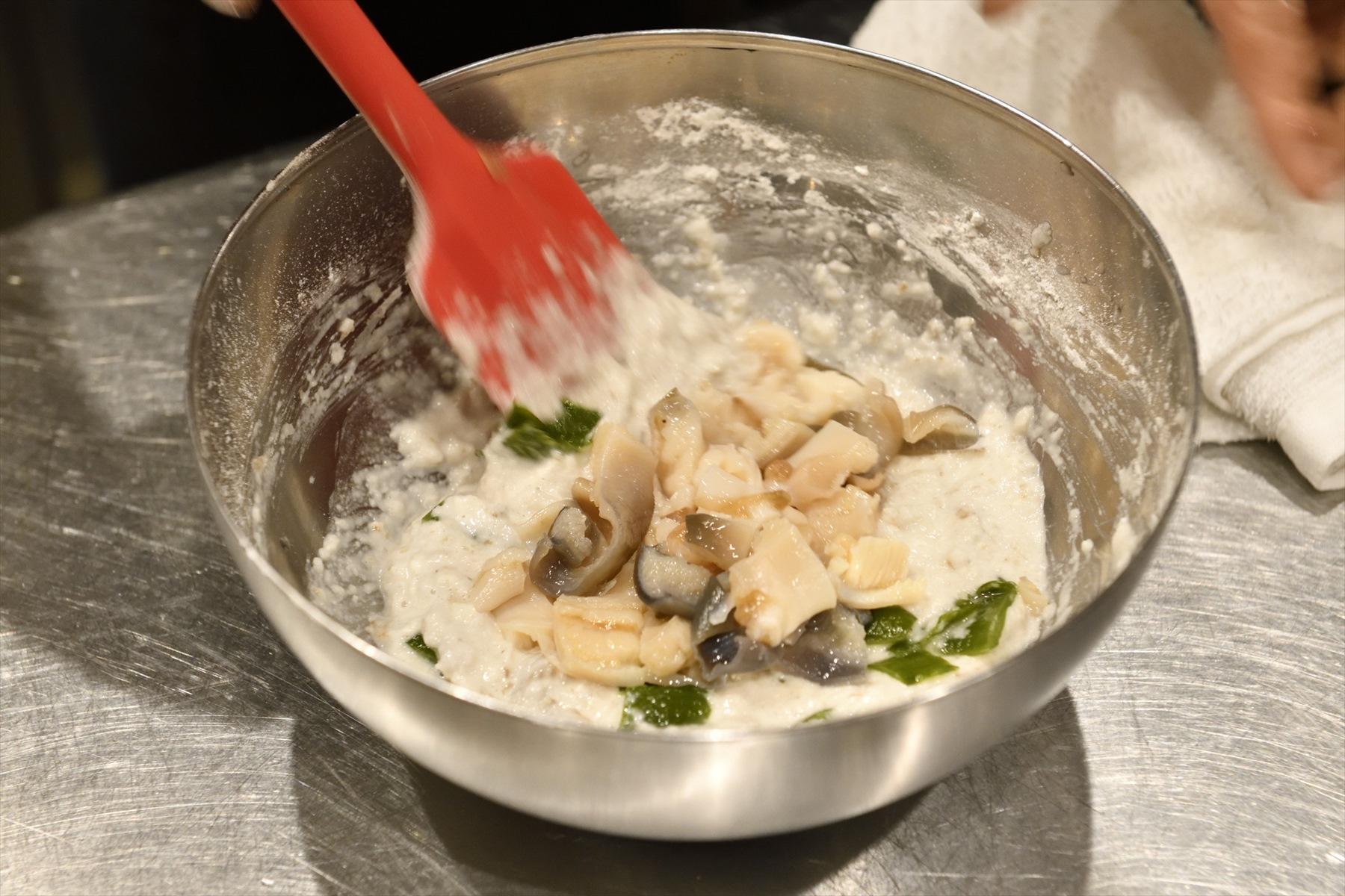 具材を混ぜ合わせる