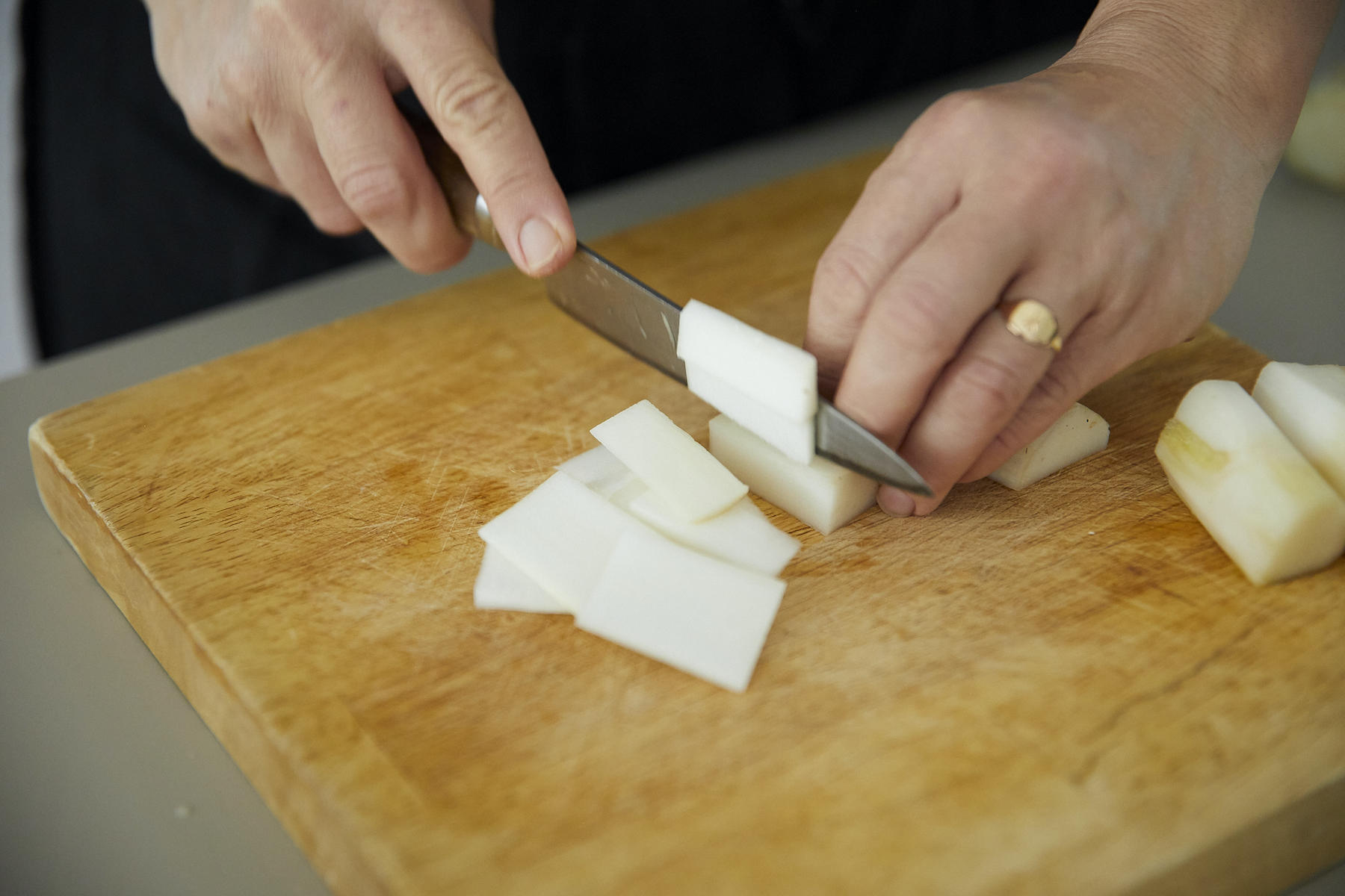 ウドを切っている様子