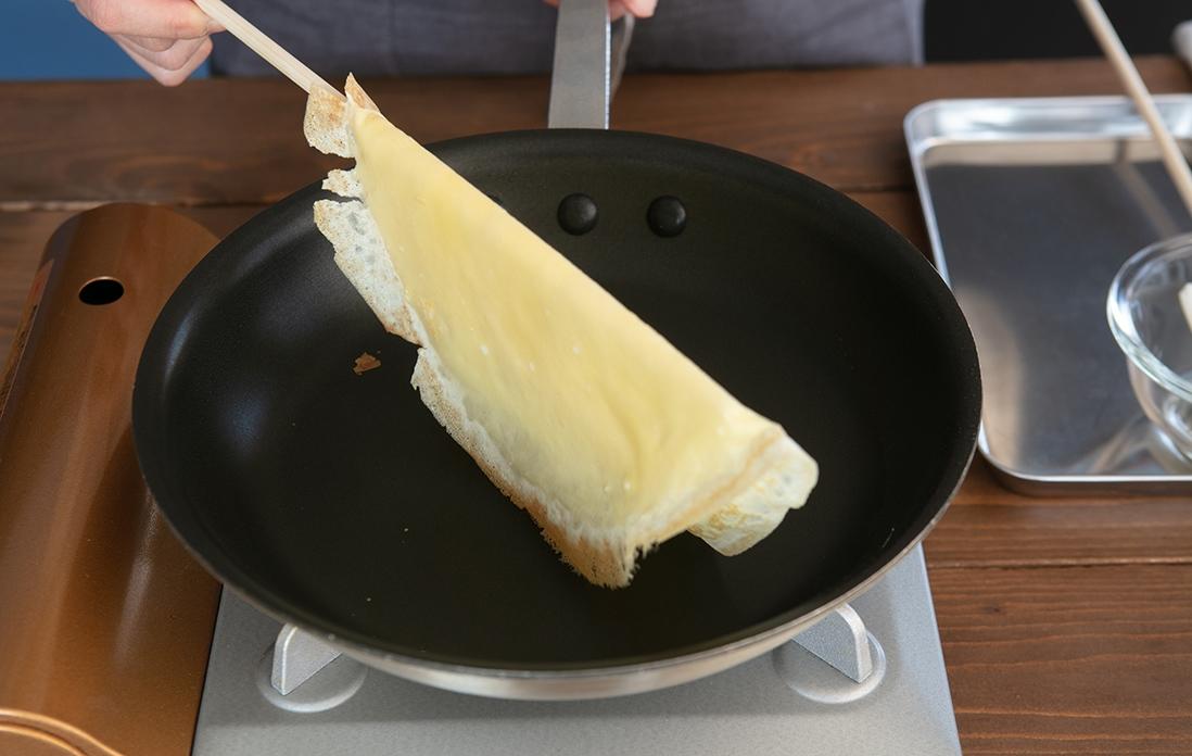 クレープを裏返す