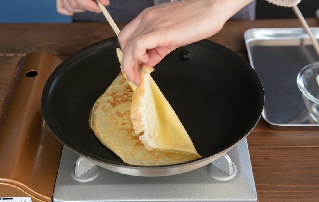 クレープを裏返す