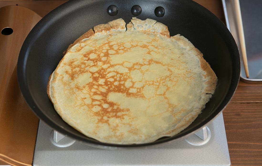 クレープを裏返す