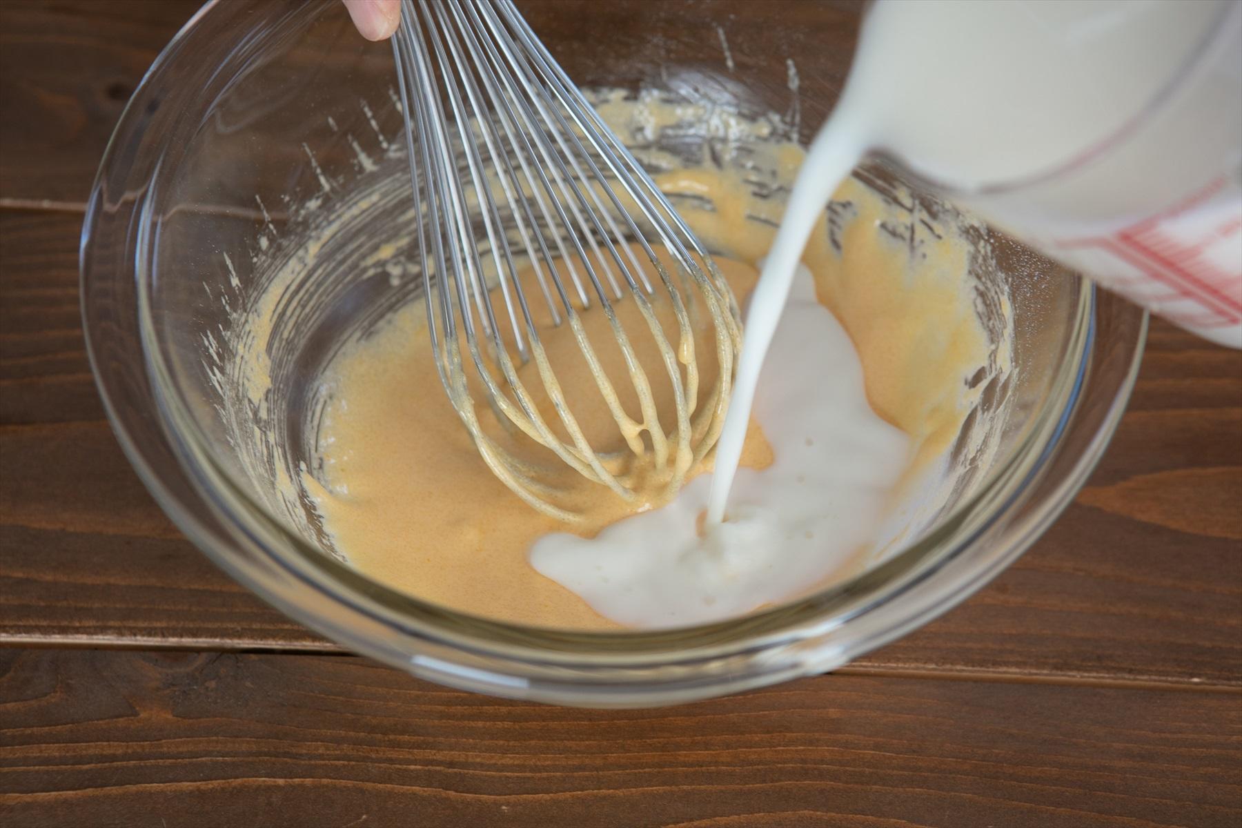 薄力粉と牛乳を混ぜる