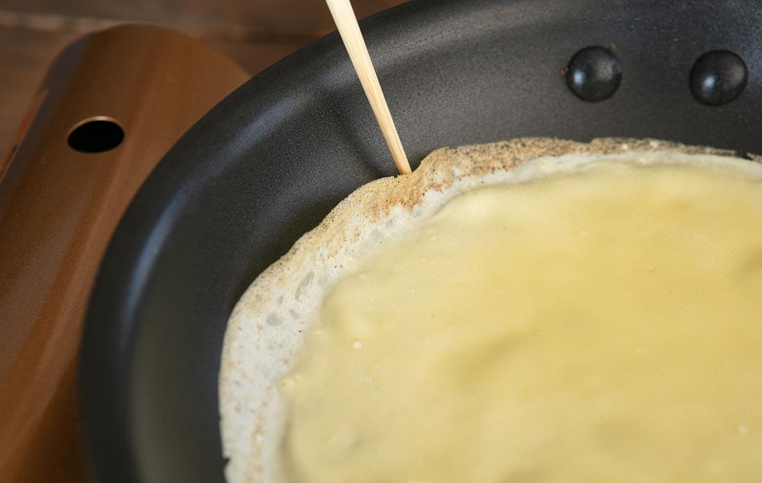 クレープを裏返す