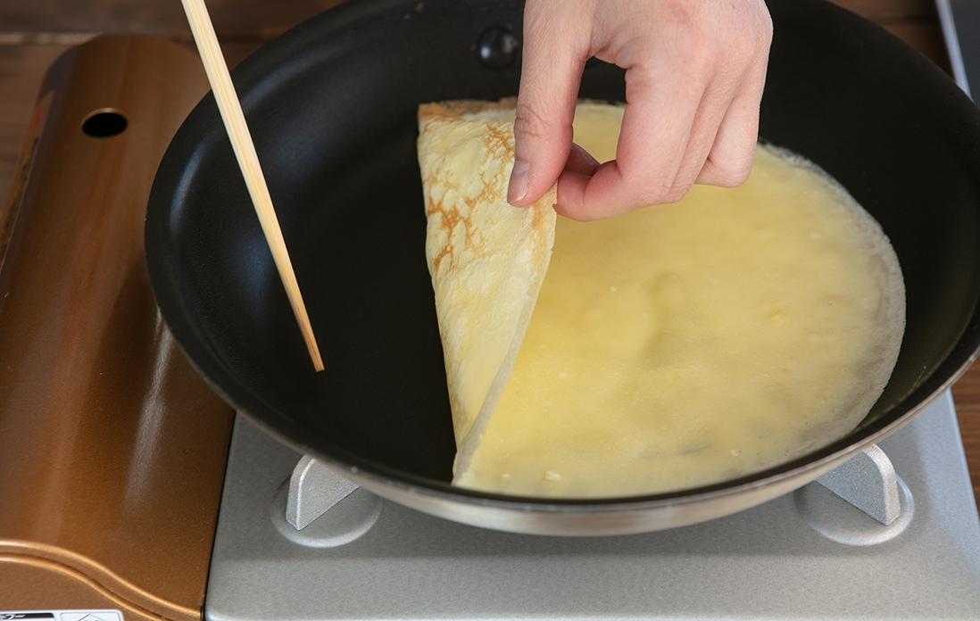クレープを裏返す