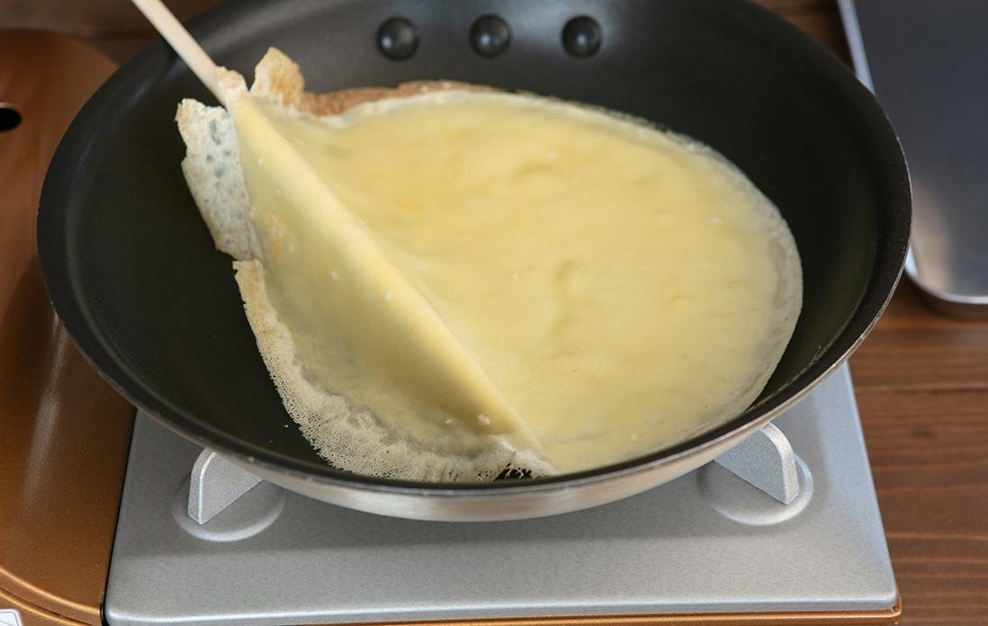 クレープを裏返す