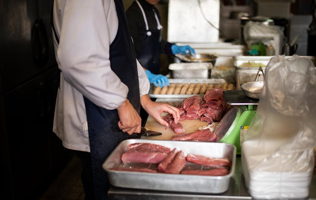 とんかつを作る様子