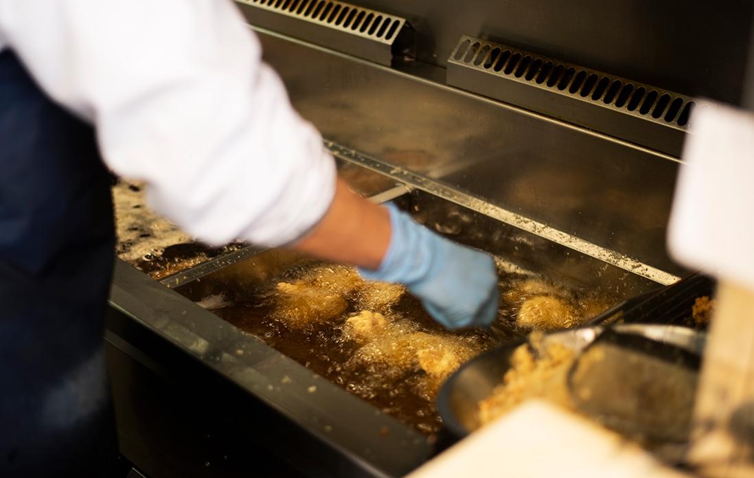 とんかつを作る様子