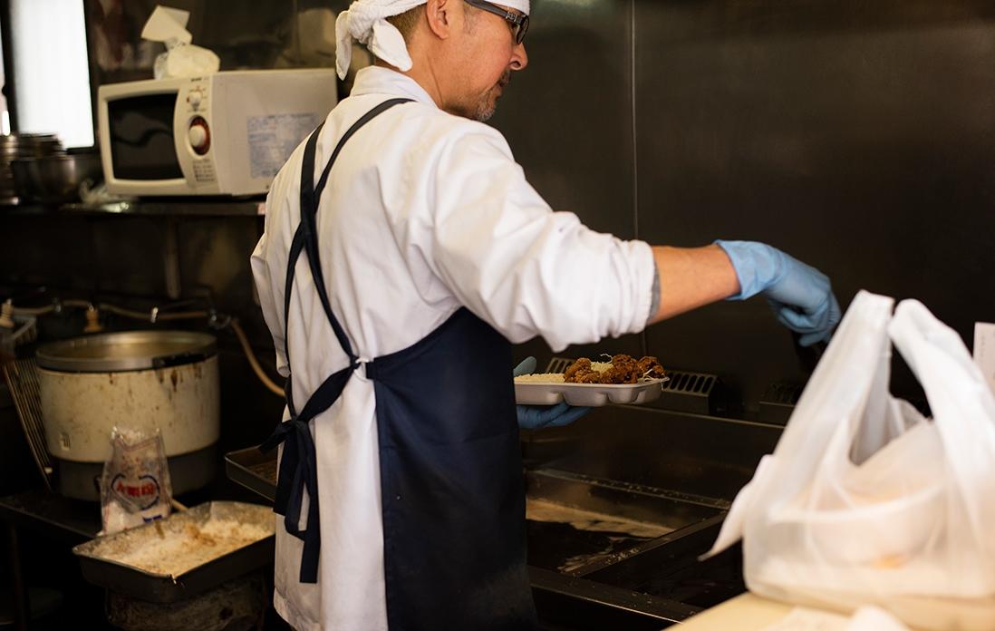 とんかつを作る様子