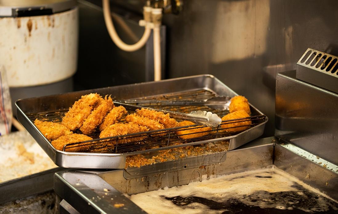 とんかつを作る様子