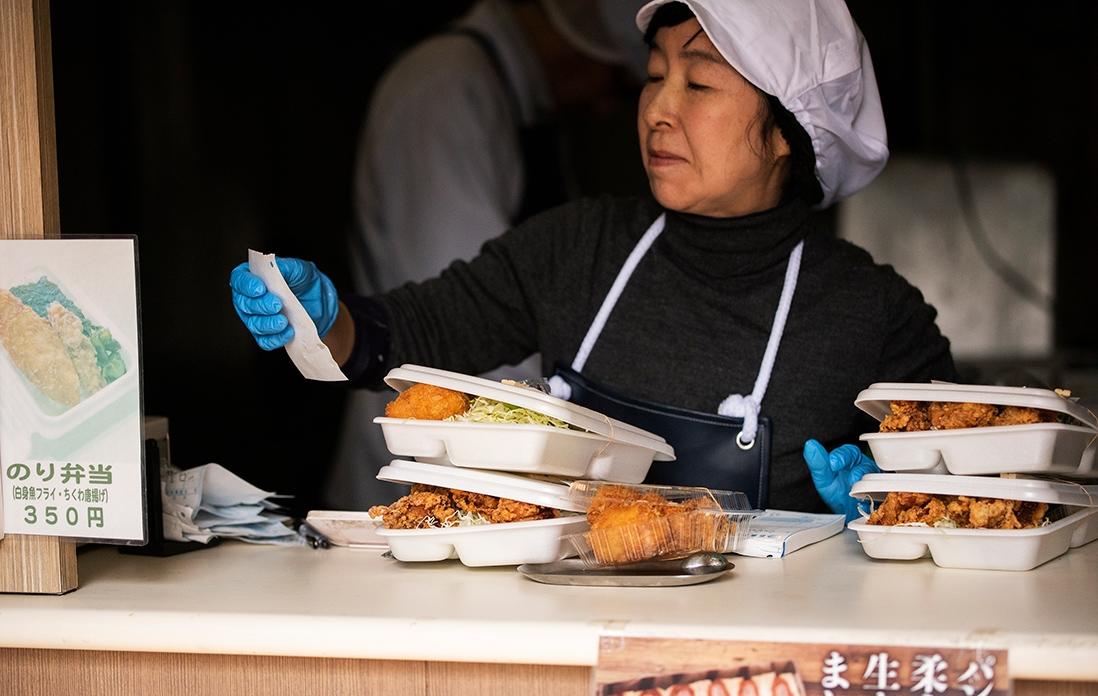 弁当を売る人