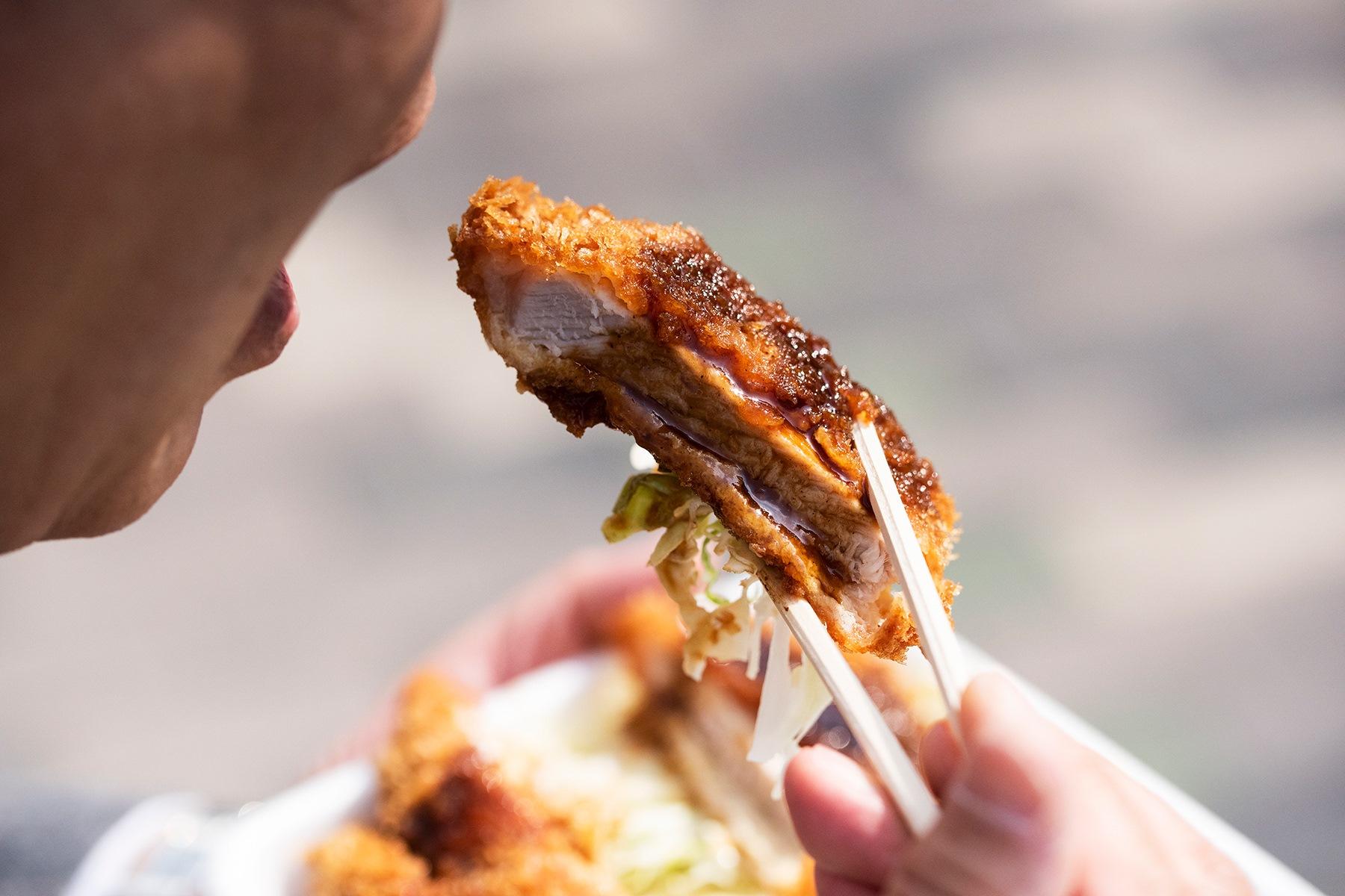 ロースかつ弁当を食べる様子