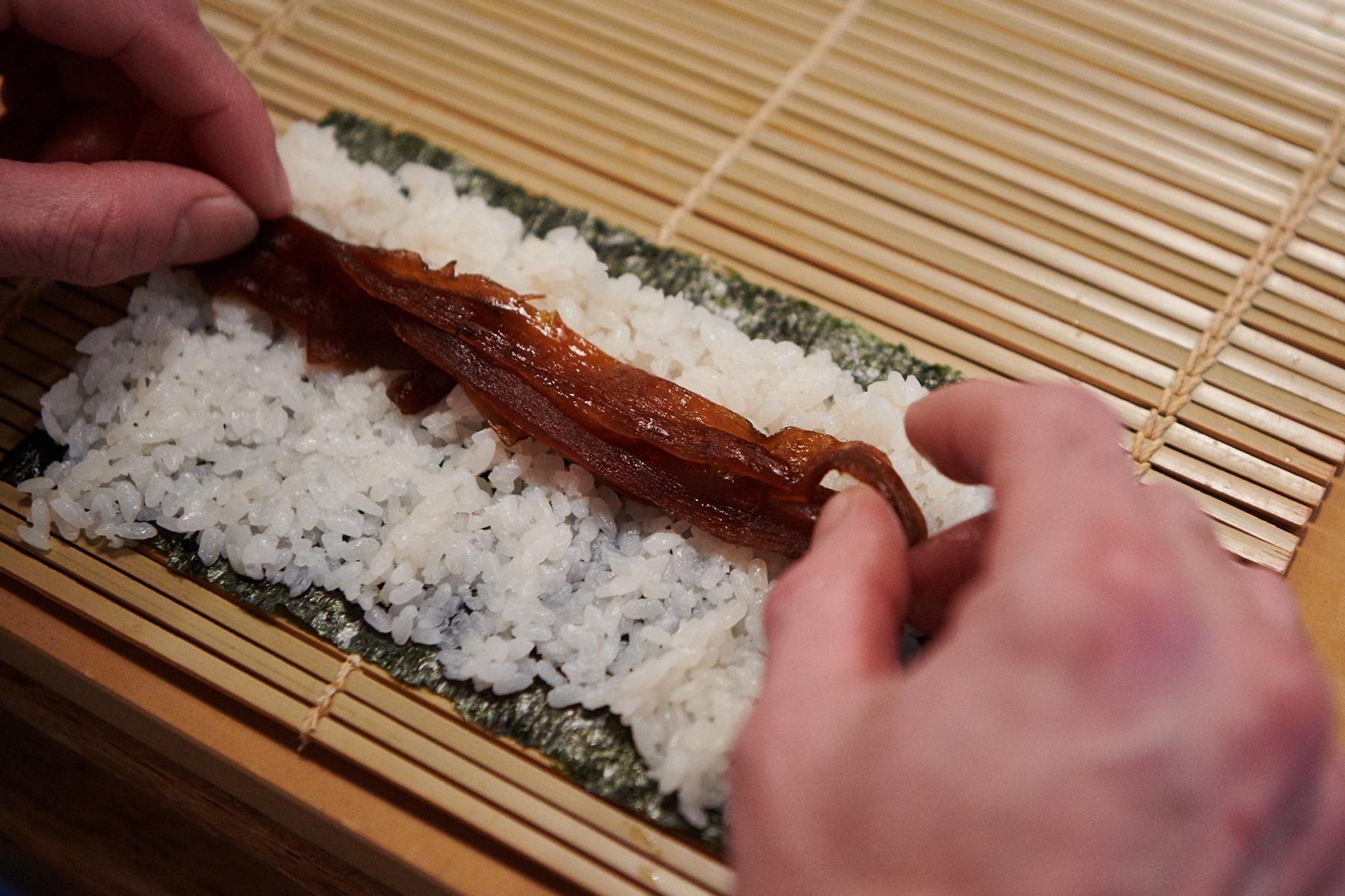 干瓢巻きをつくる様子