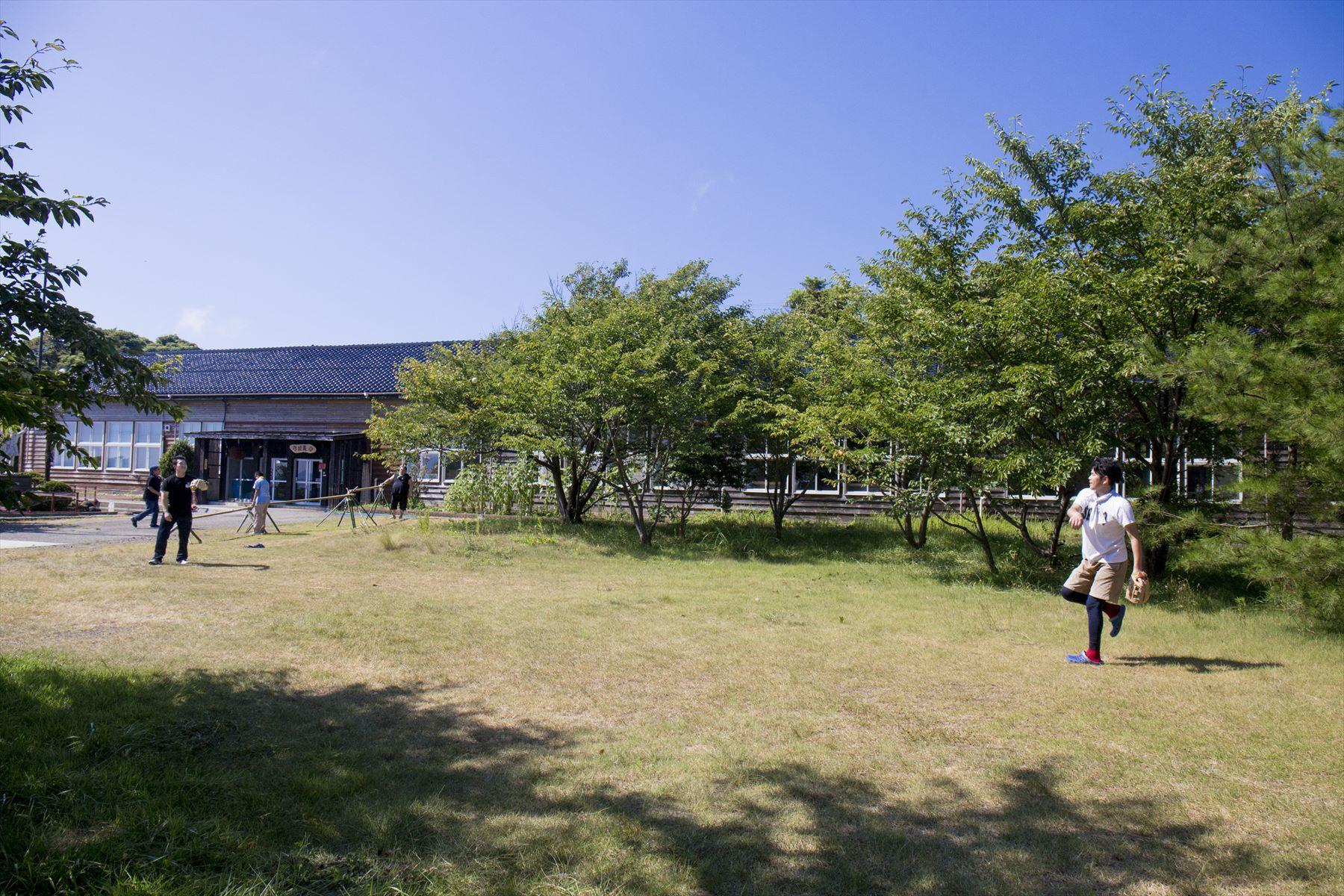 外でキャッチボール