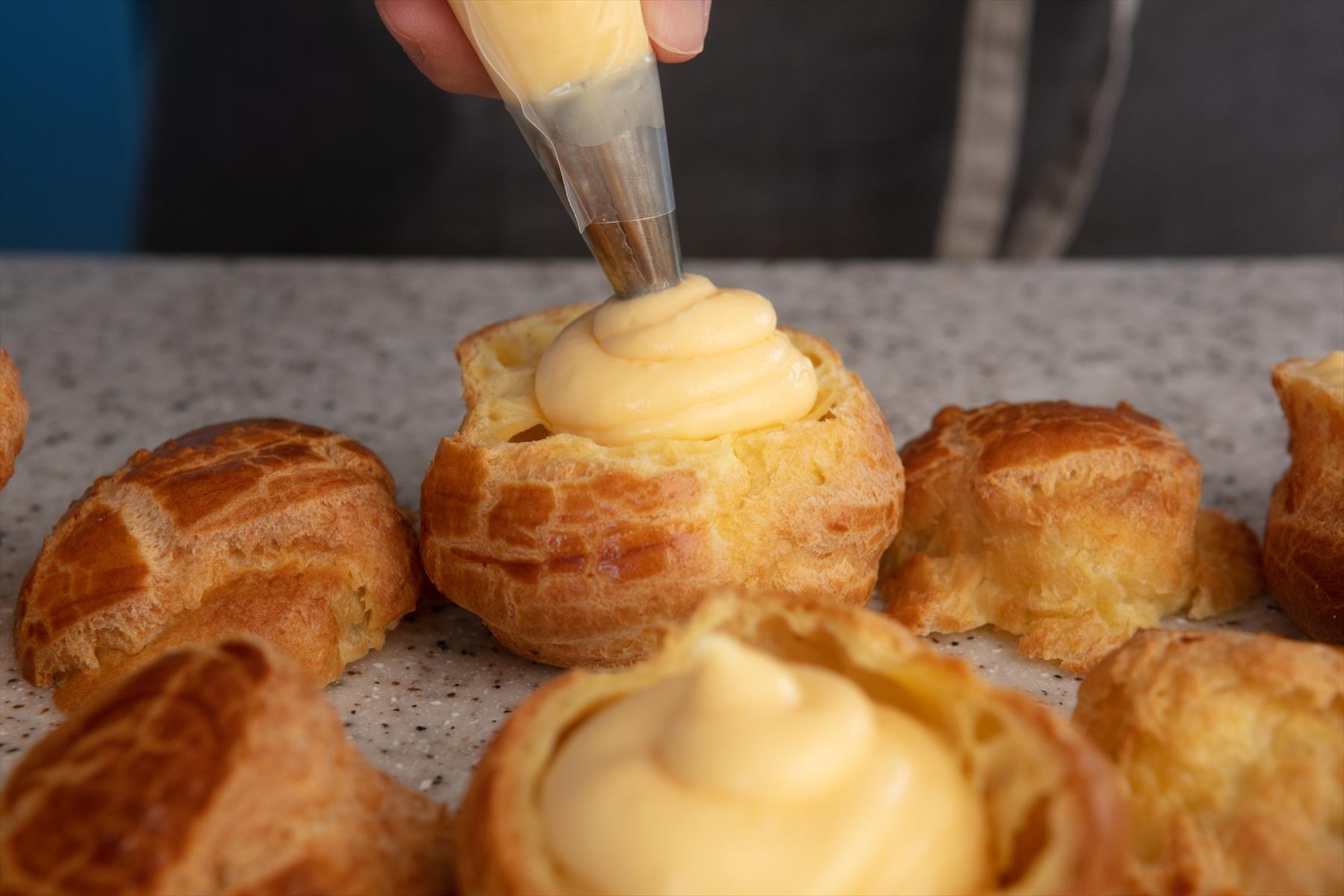 シュー生地にクリームを入れる