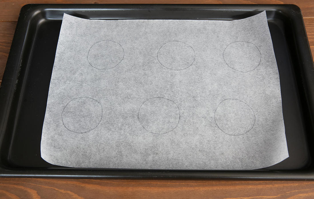 オーブンシートの裏側に直径6cmの円を6つ描き、天板に敷いておく