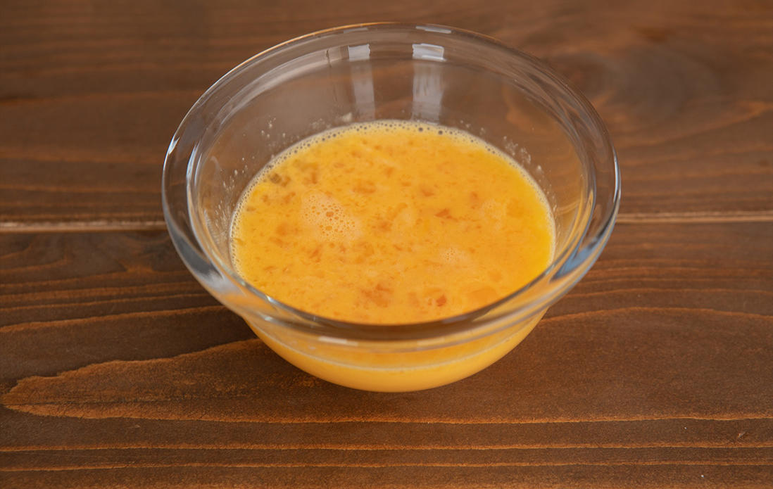 卵はコシがなくなるまで溶きほぐす