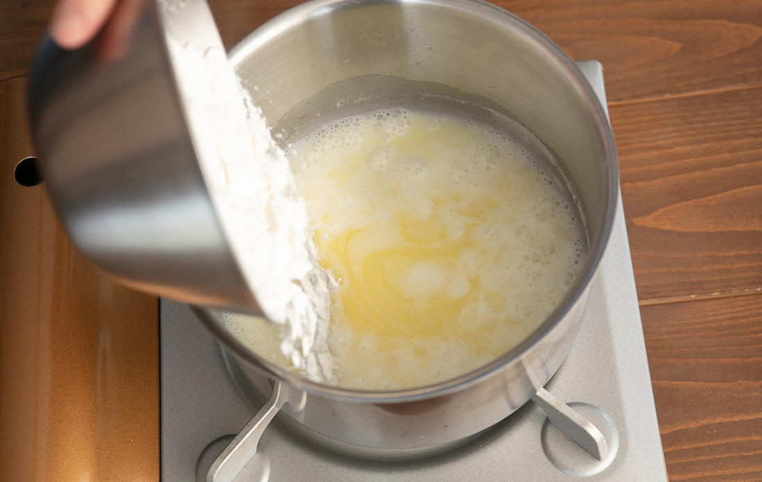 薄力粉を加えて混ぜる