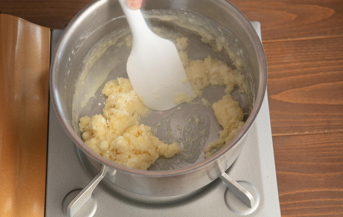 薄力粉を加えて混ぜる