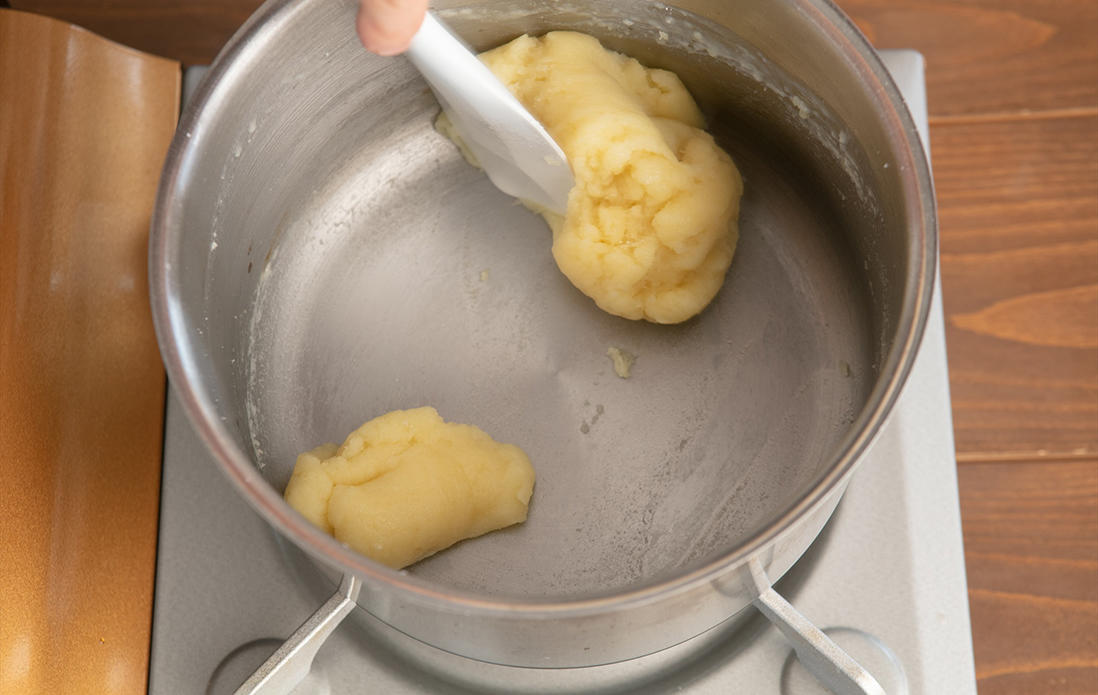 薄力粉を加えて混ぜる