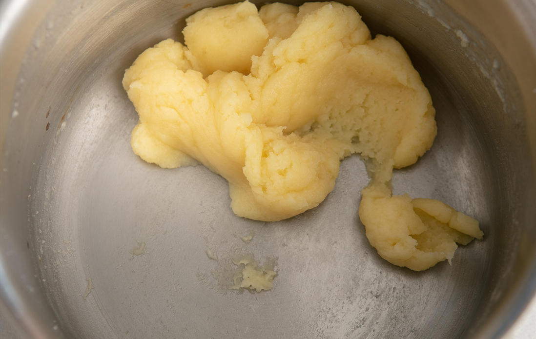 薄力粉を加えて混ぜる