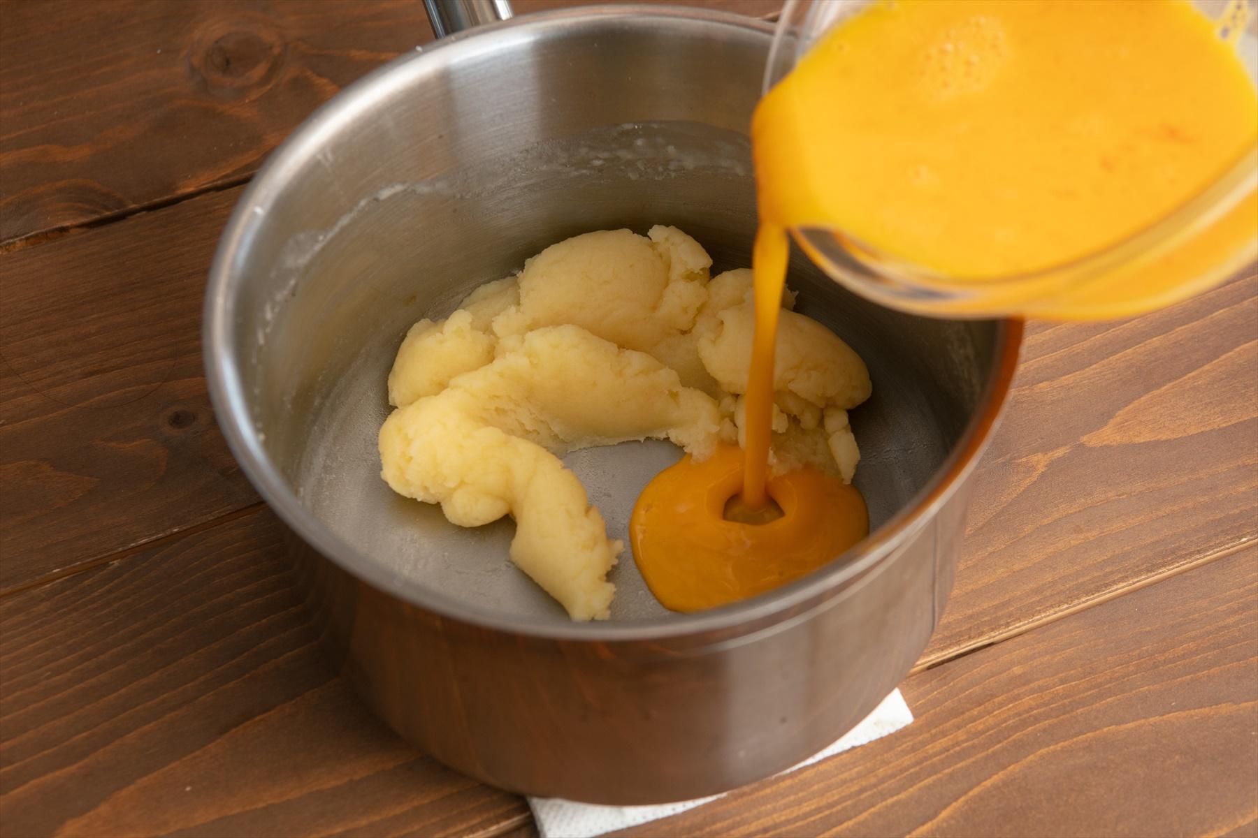 卵を加えて混ぜる