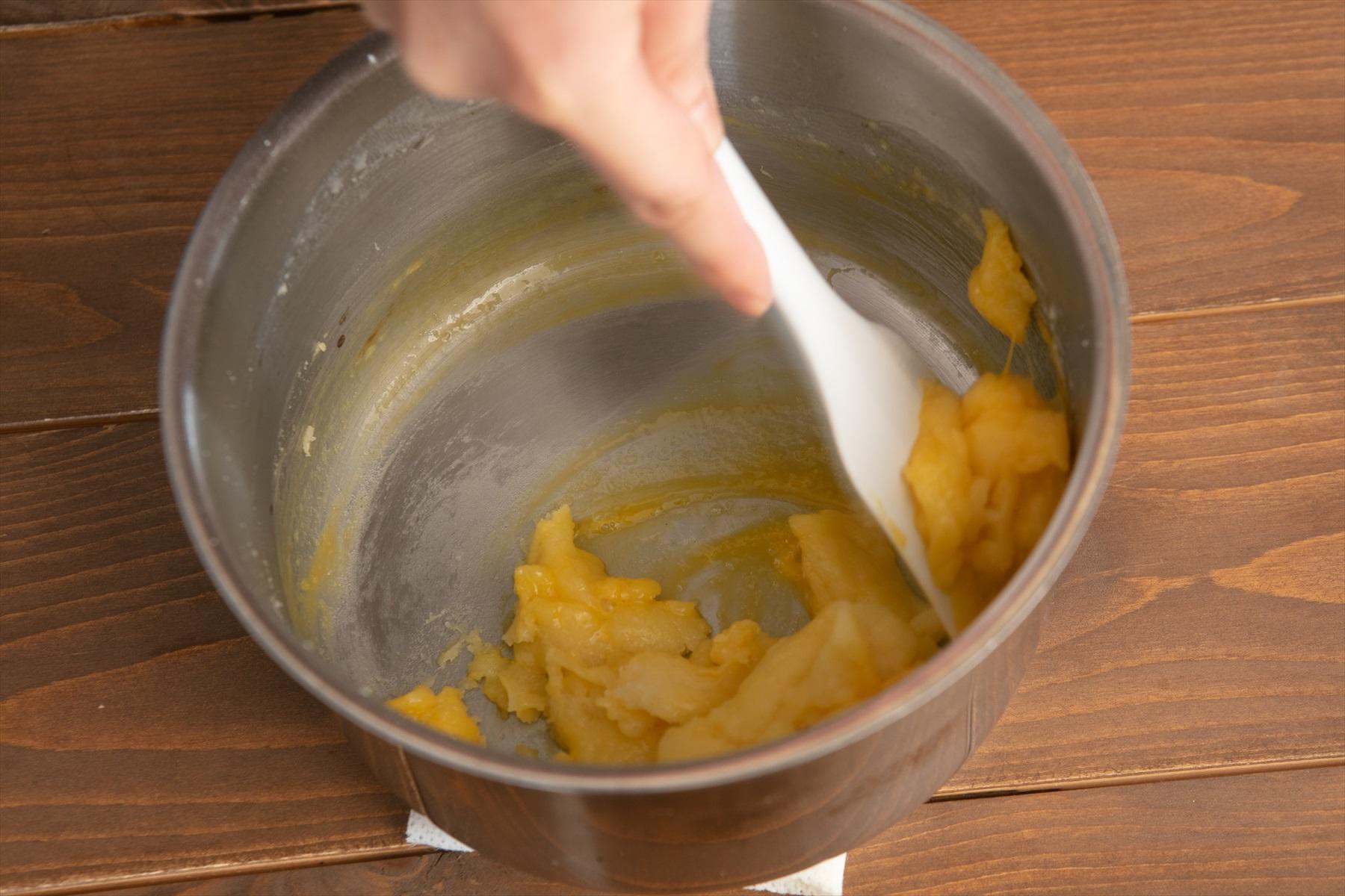 卵を加えて混ぜる