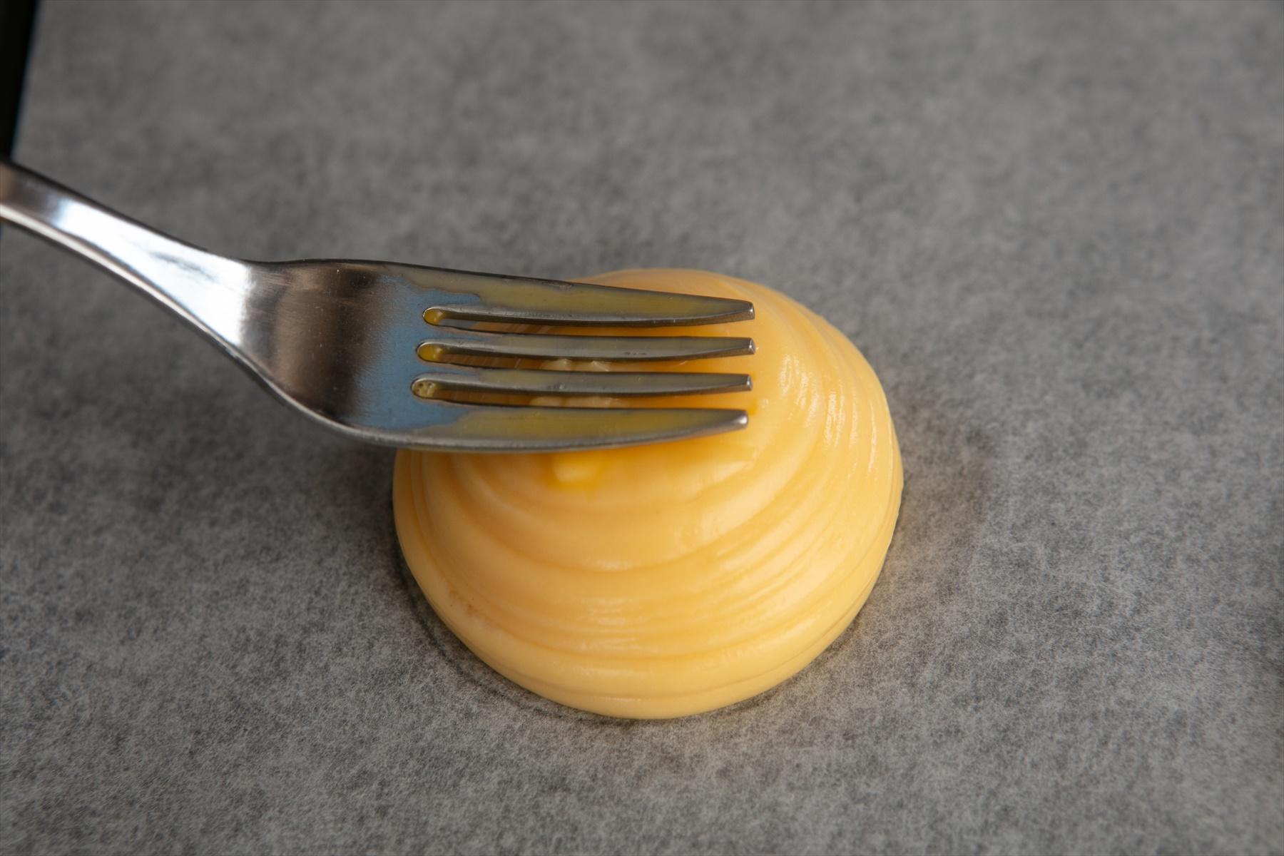 溶き卵をつけ、霧吹きをする