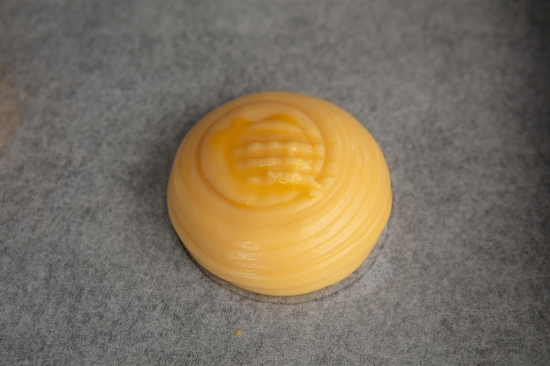 溶き卵をつけ、霧吹きをする