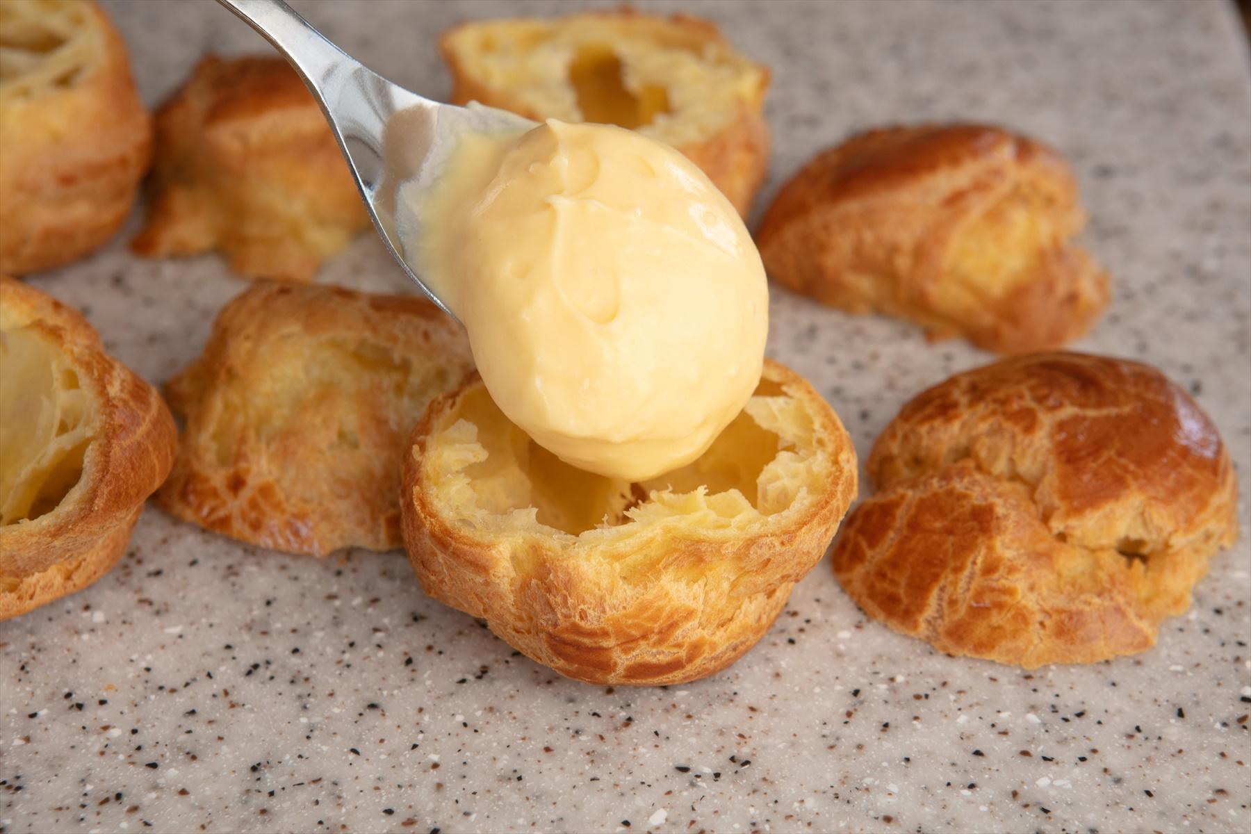 カスタードクリームを詰める