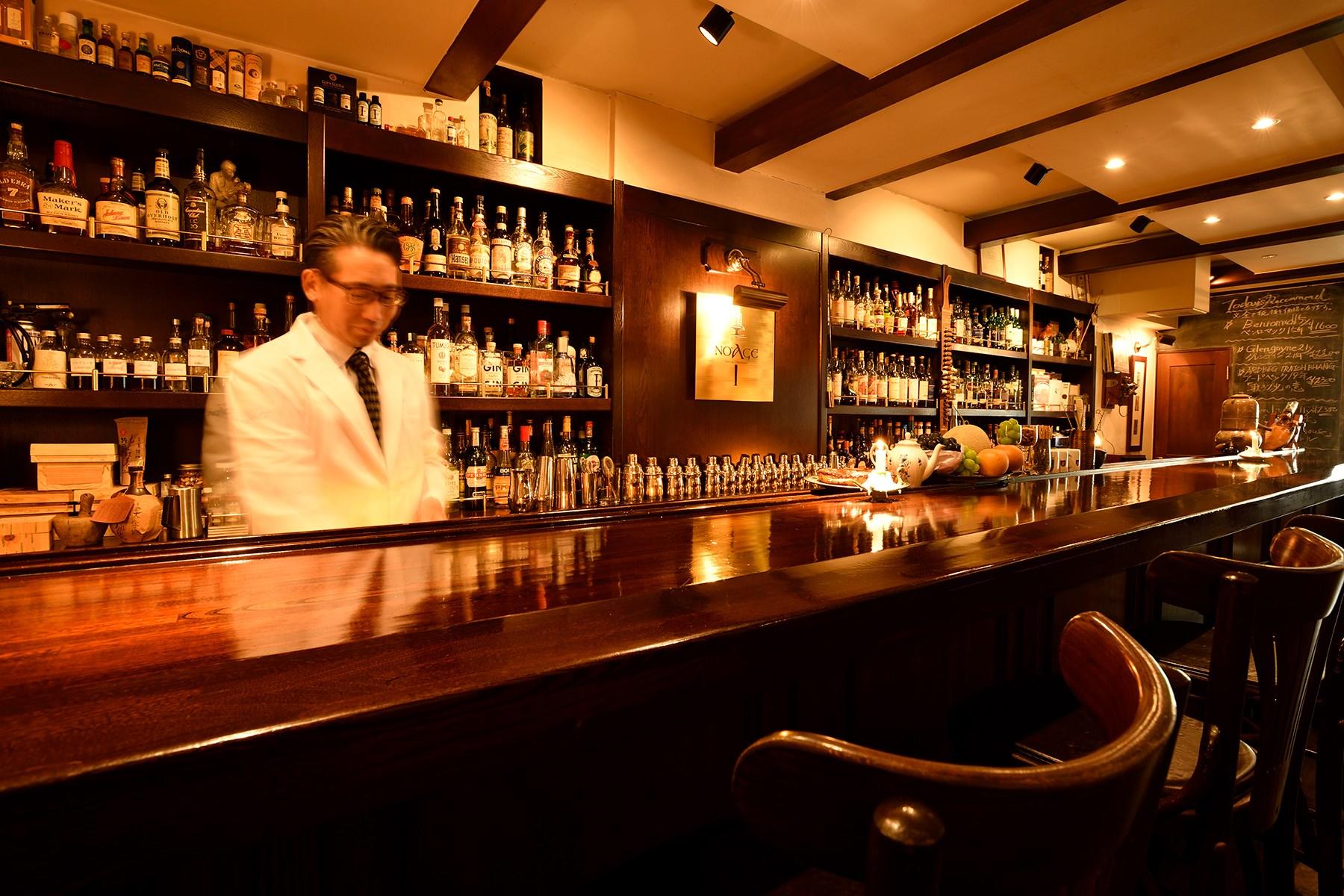 カウンターとバーテンダー