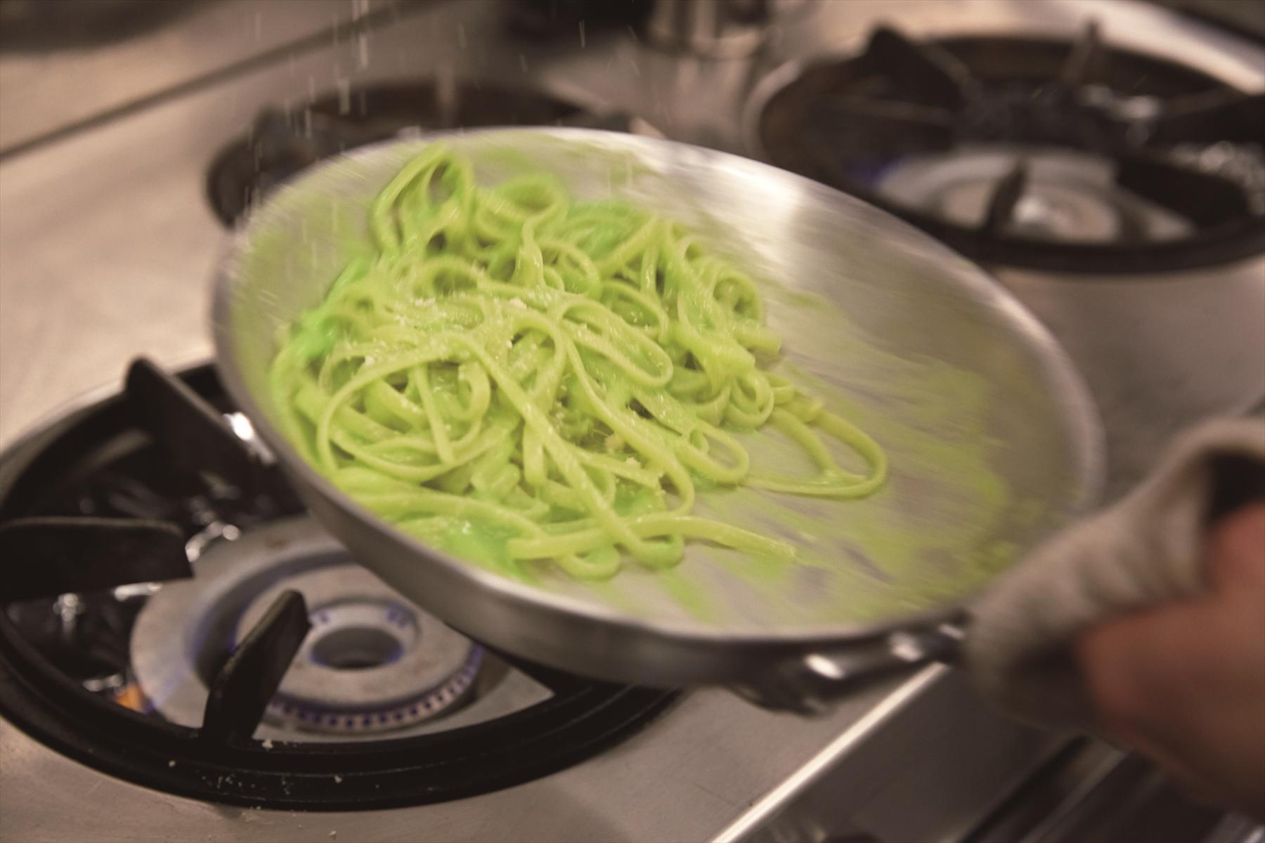 パスタをからめる