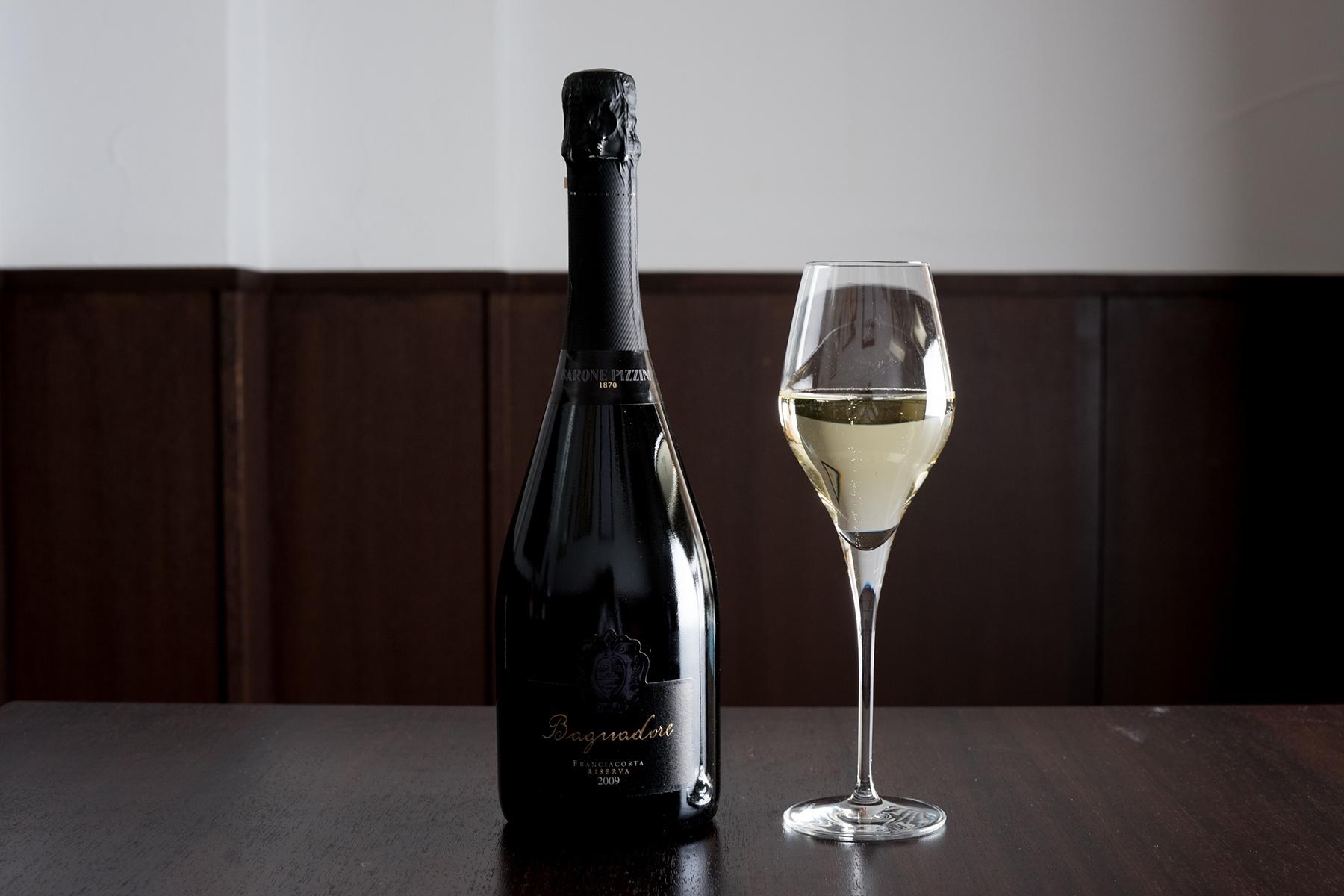 ワインボトルとグラス