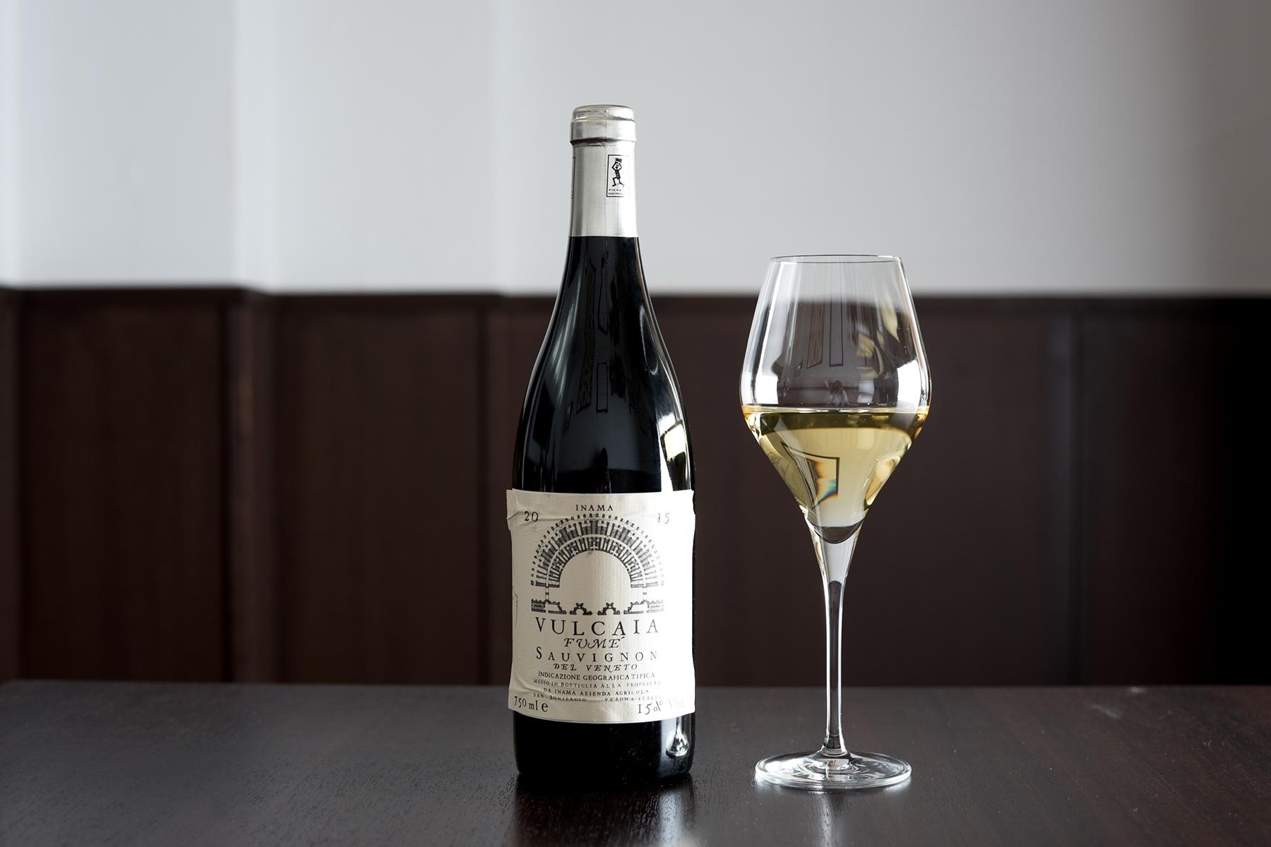 ワインボトルとグラス