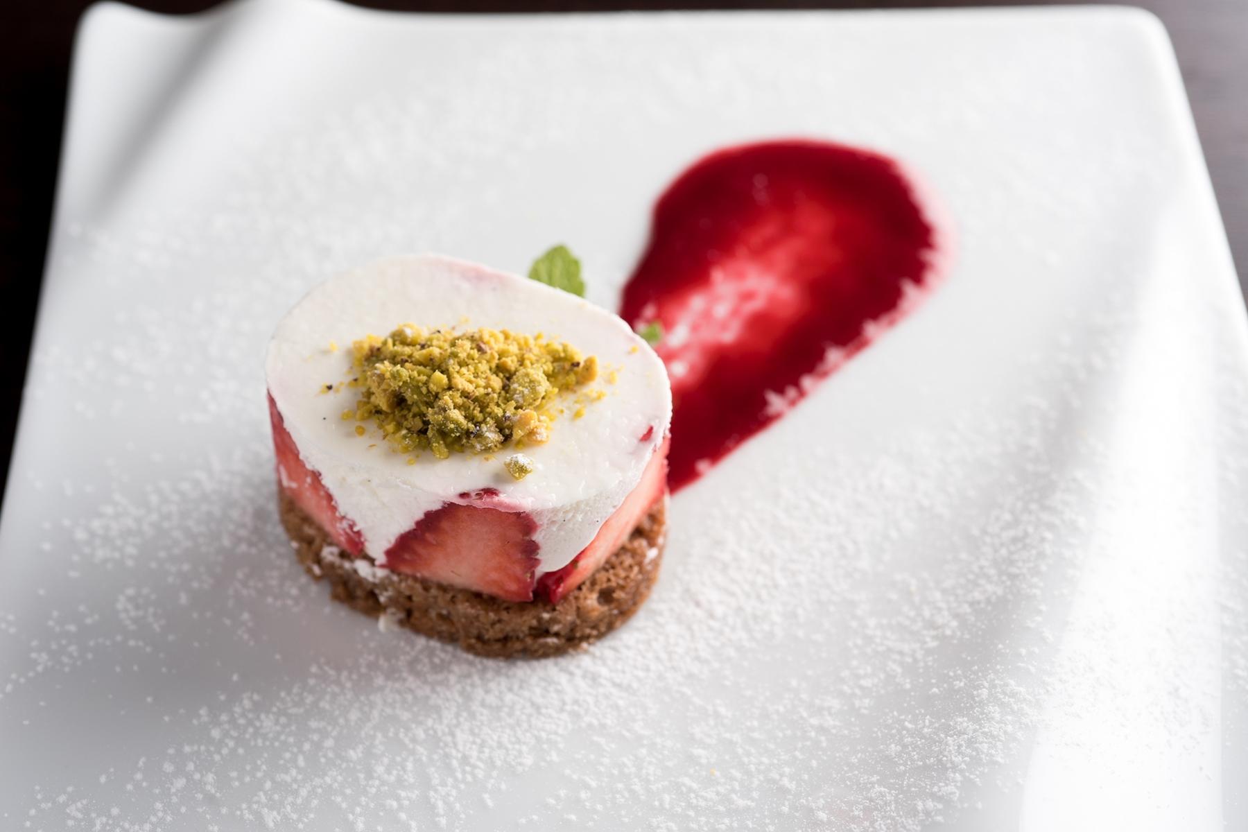 イチゴとヨーグルトのムース シチリア産のピスタチオ　ラズベリーのソース