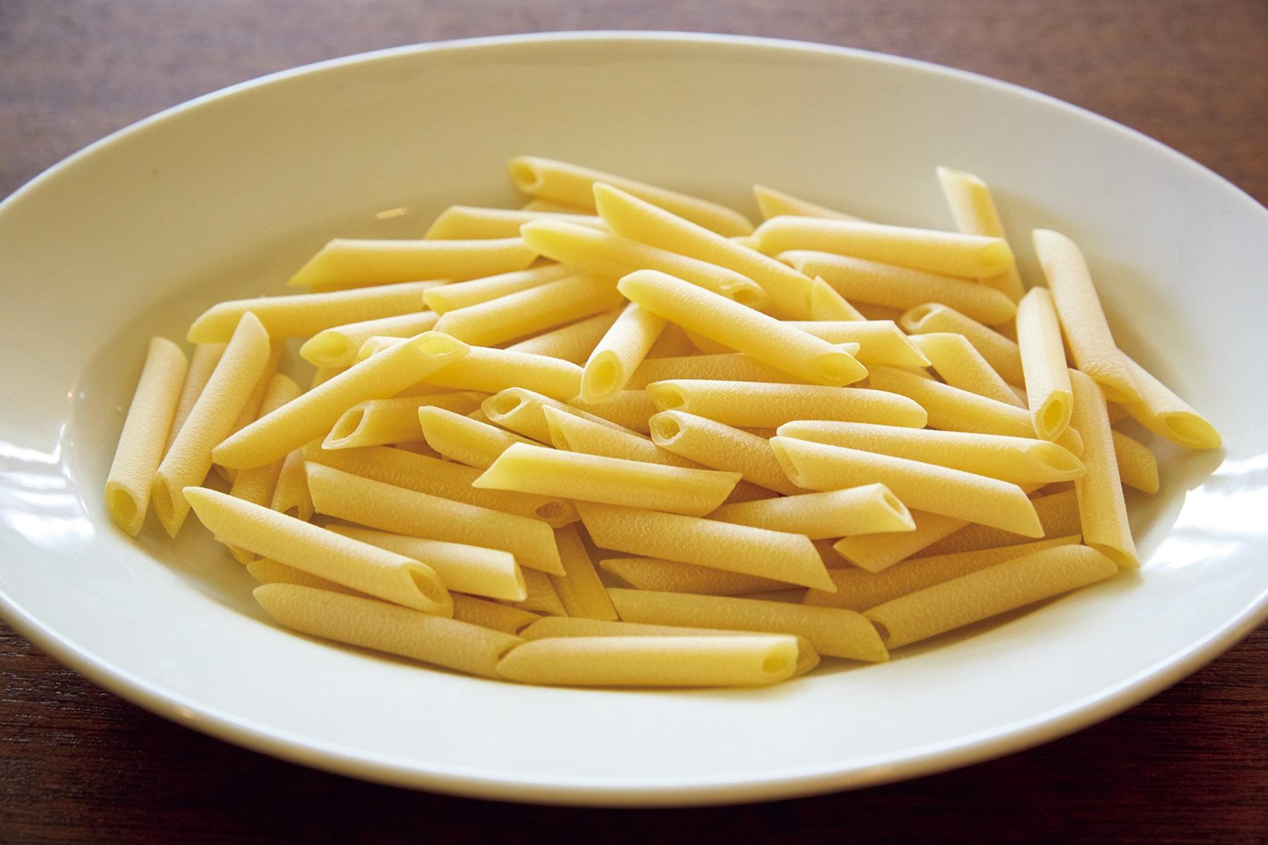 パスタを茹でる