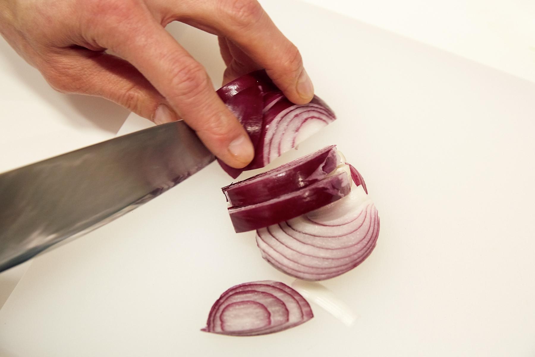 赤玉ねぎを切る