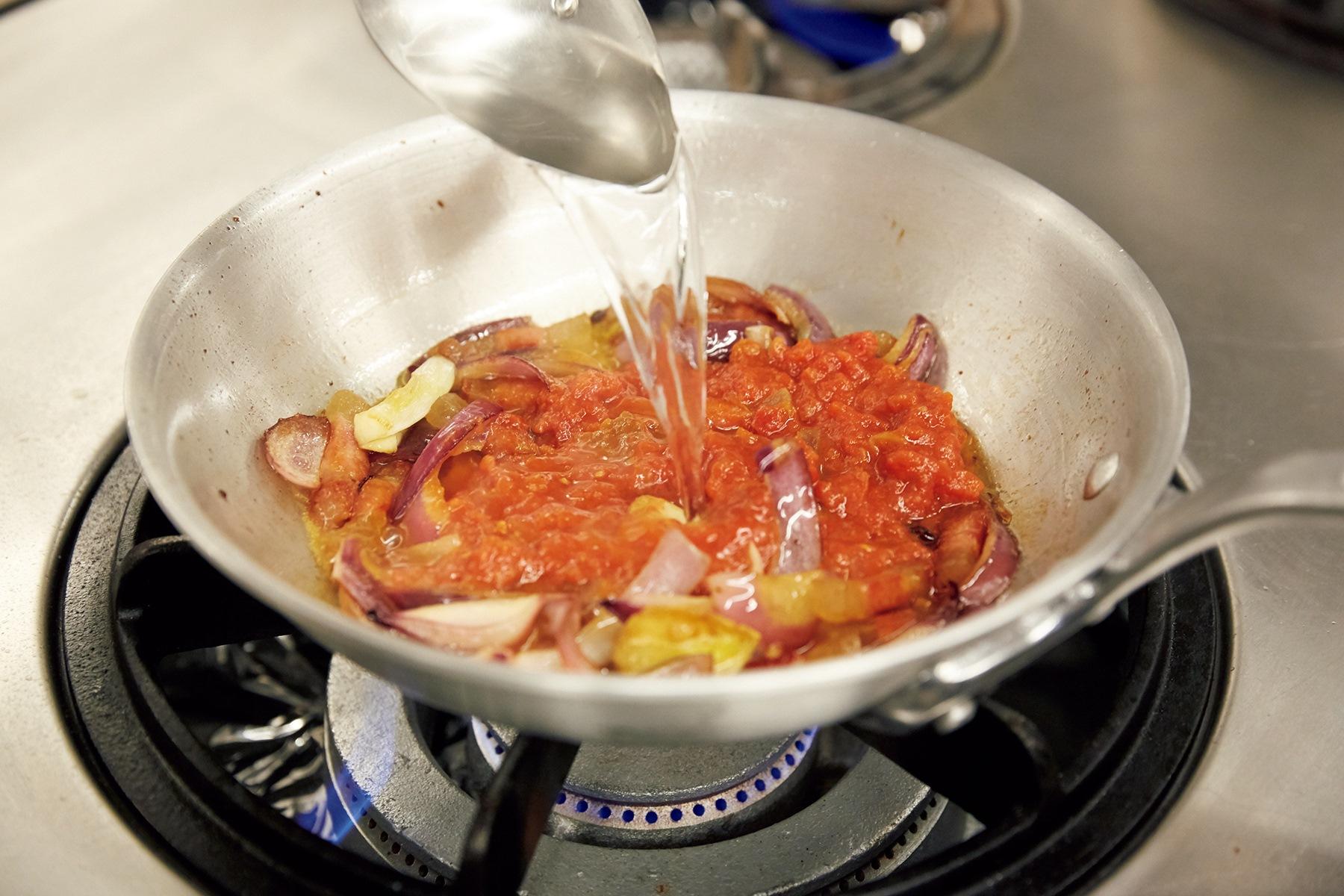 トマトソースを加える