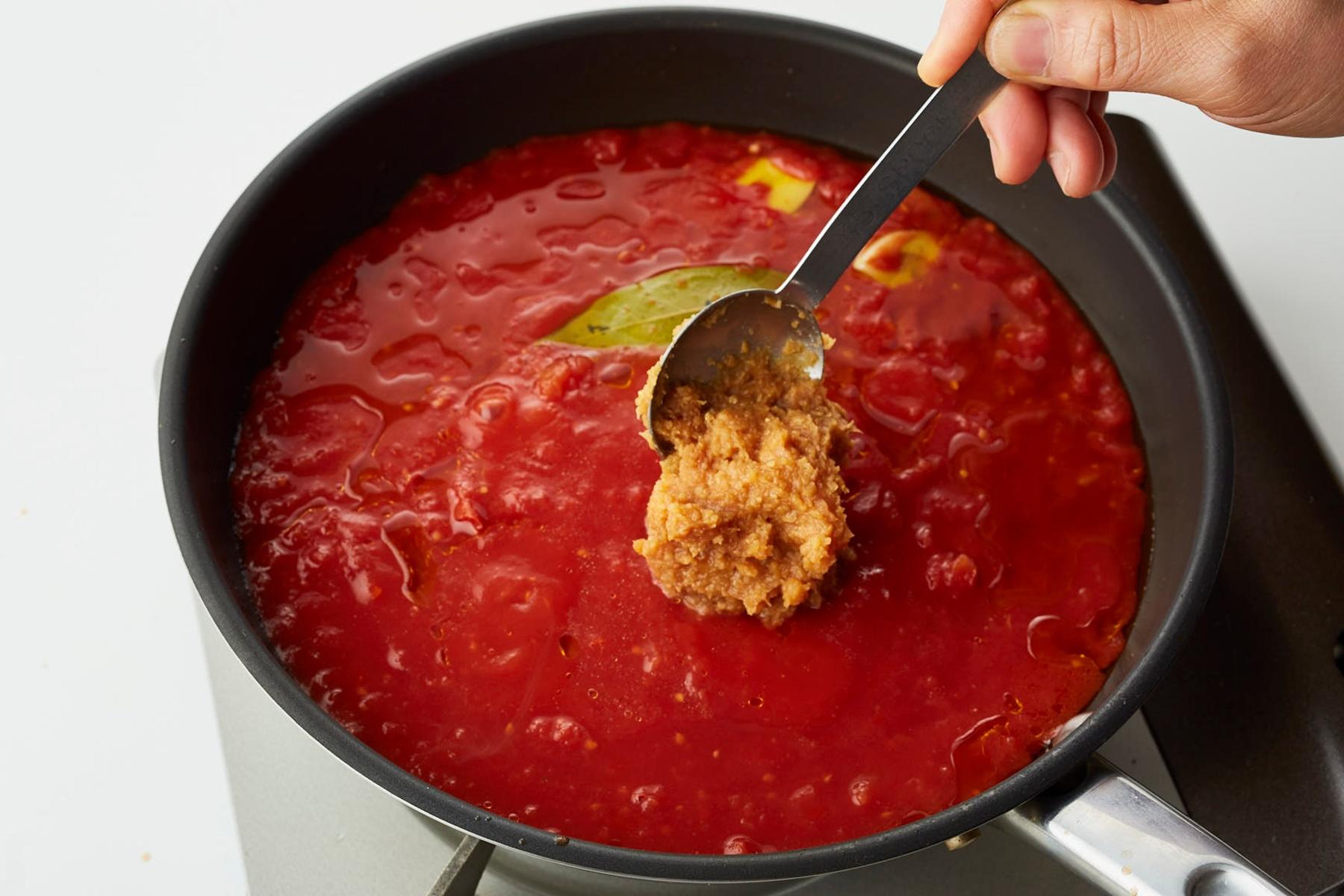 トマト、味噌などの材料をフライパンに入れる。