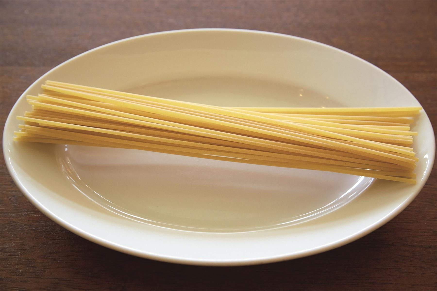 パスタを茹でる