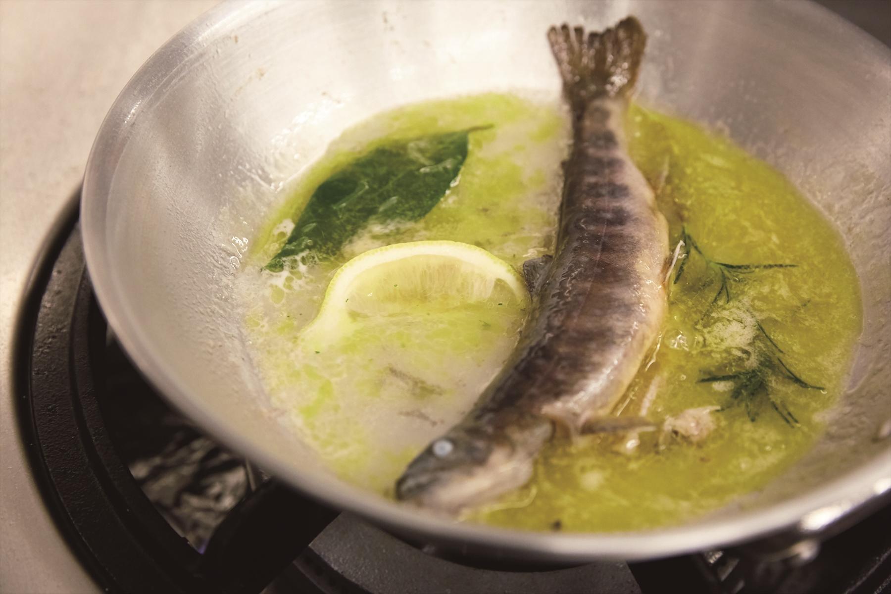 川魚に火を通す