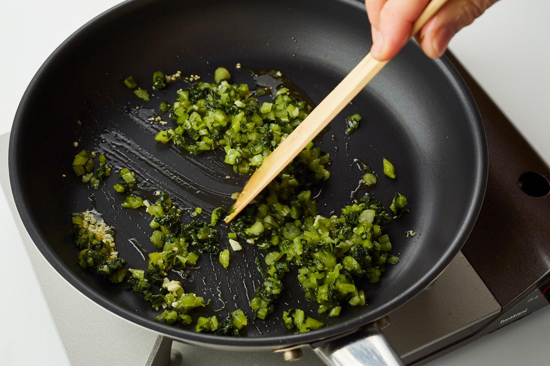 野沢菜を炒める