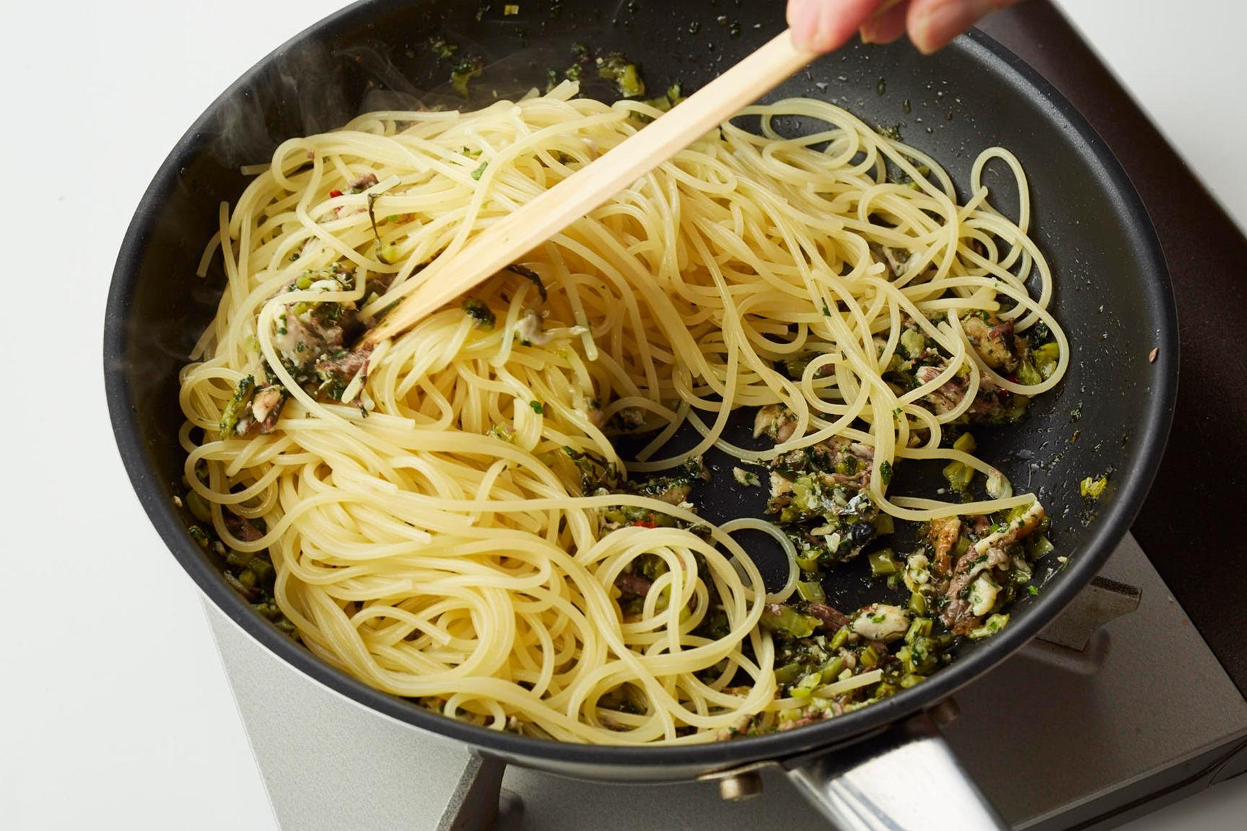 スパゲッティをゆでて加える。