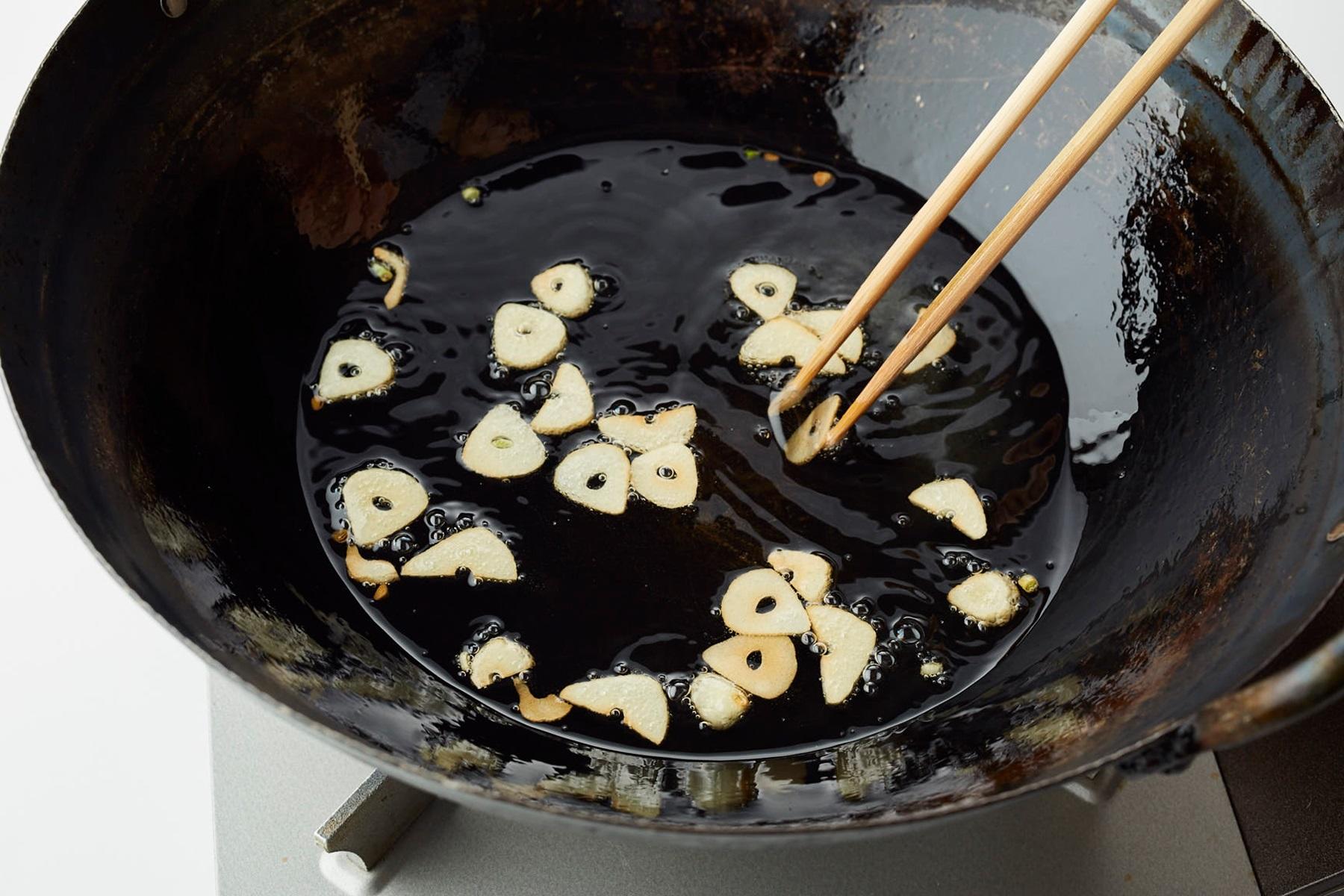 にんにくを揚げる