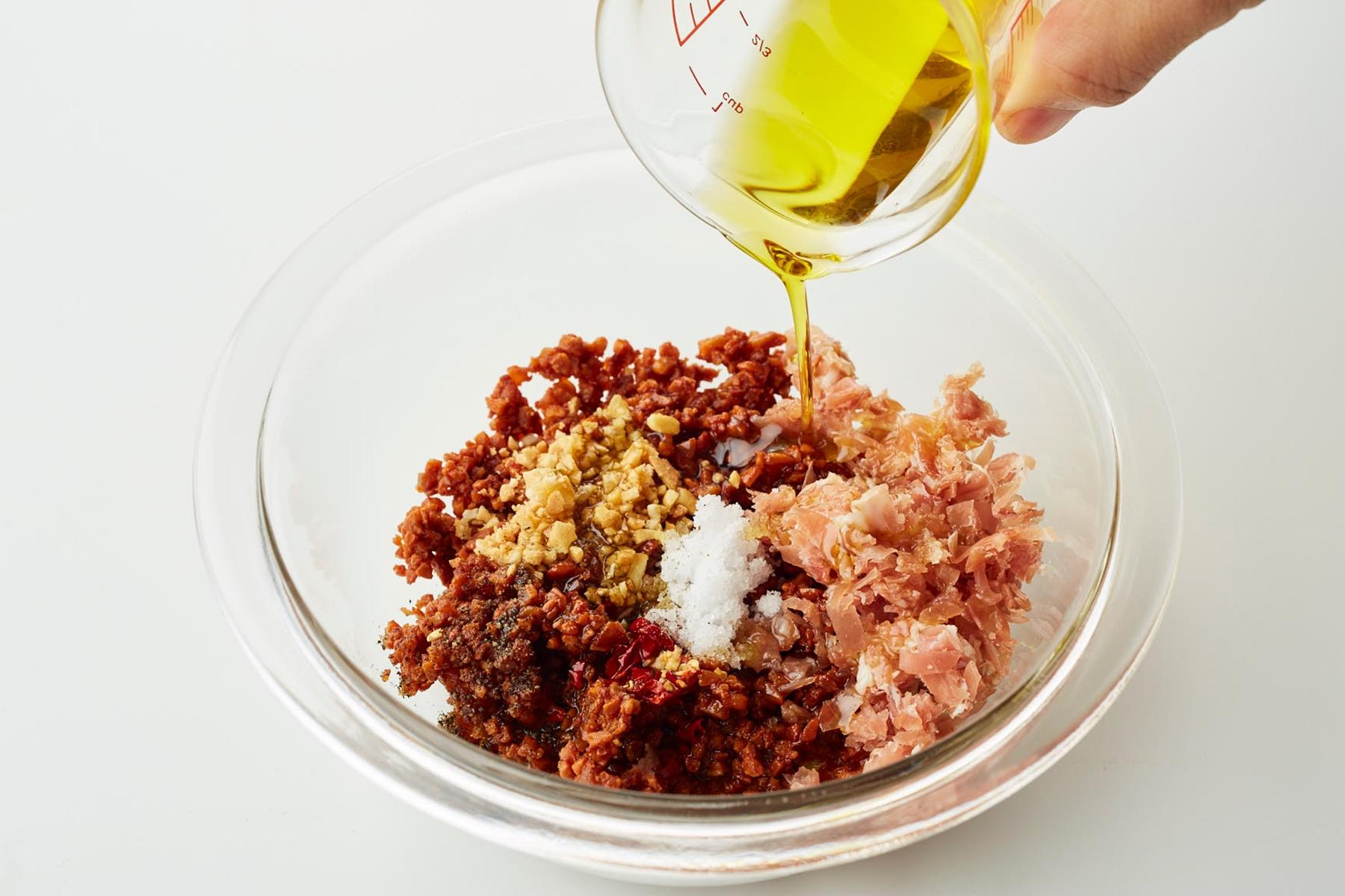 材料をよく混ぜる