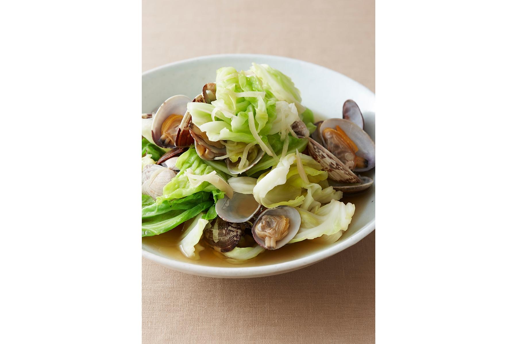 旬食材の共演“アサリとキャベツの酒蒸し”